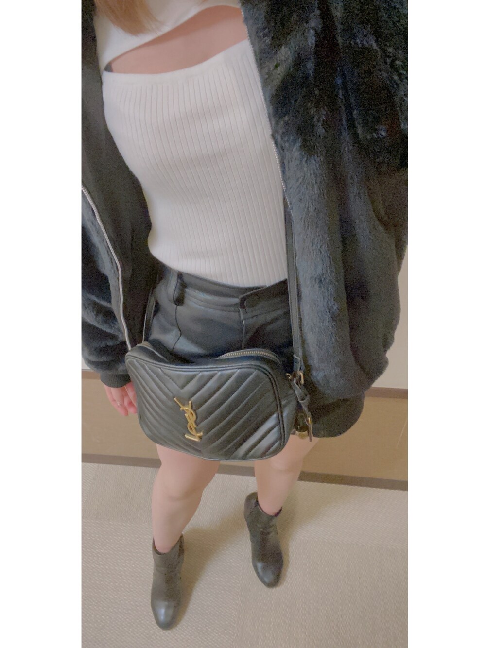 「きれいめカジュアル、ENVYM、大人コーデ、モノトーン、セクシー、ボア、ボアジャケット」｜「ENVYMのＯＰＥＮ ＦＲＯＮＴ ＫＮＩＴ ＰＯ（ニット/セーター、ホワイト系）」を使った、風華さん（レディース・162cm）の秋コーディネートの1枚目の写真