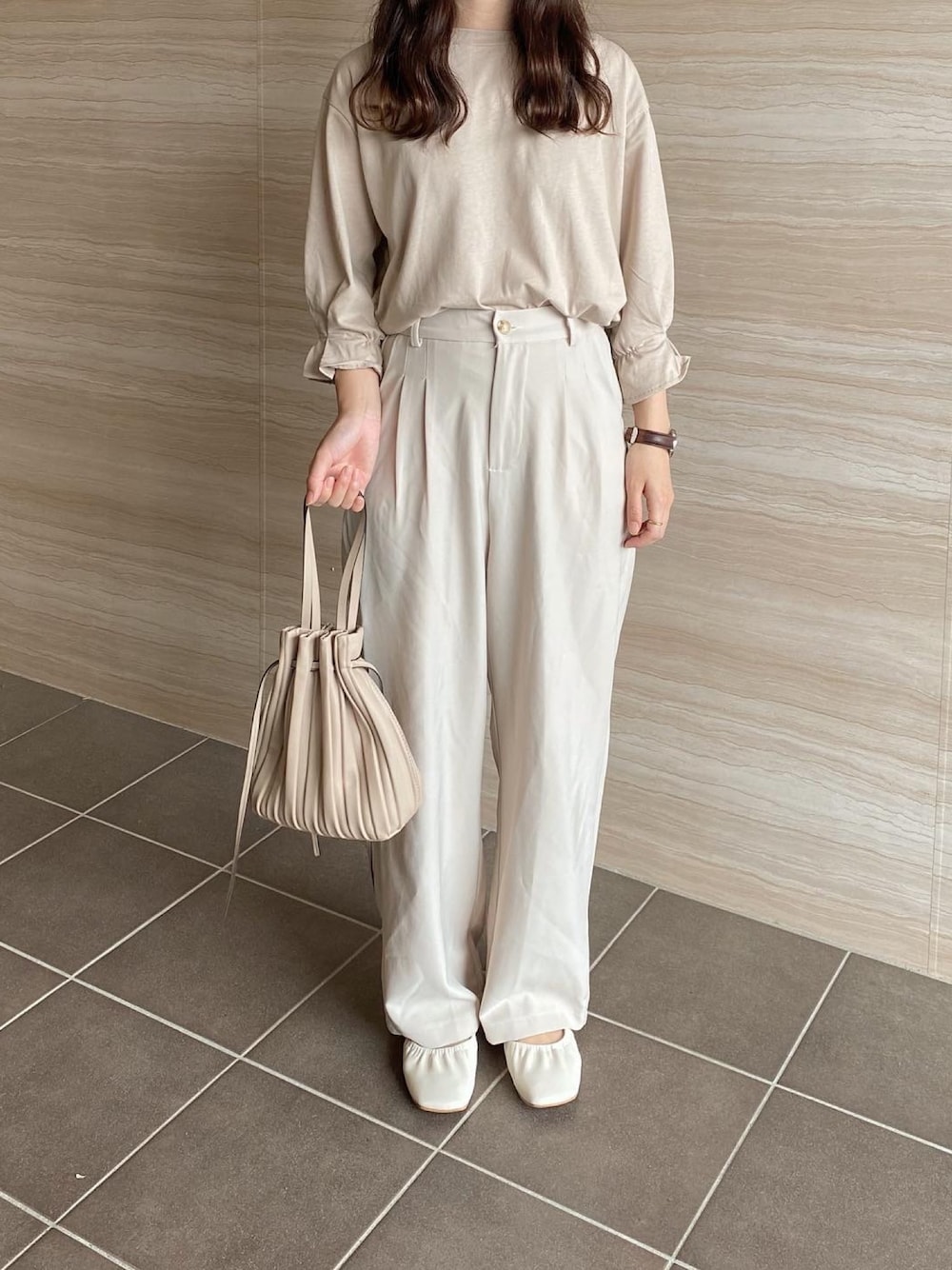 「ペールカラー、ワントーンコーデ、これが私をアゲる服、AmbreNeige、アンブルネージュ、パンツスタイル、着回しコーデ、大人ガーリー、ゆるコーデ、シンプル」｜「Ambre NeigeのタックスリーブＴシャツ／【WEB/EC限定商品】（Tシャツ/カットソー、グレー系）」を使った、rinariさん（レディース・157cm）の春コーディネートの1枚目の写真