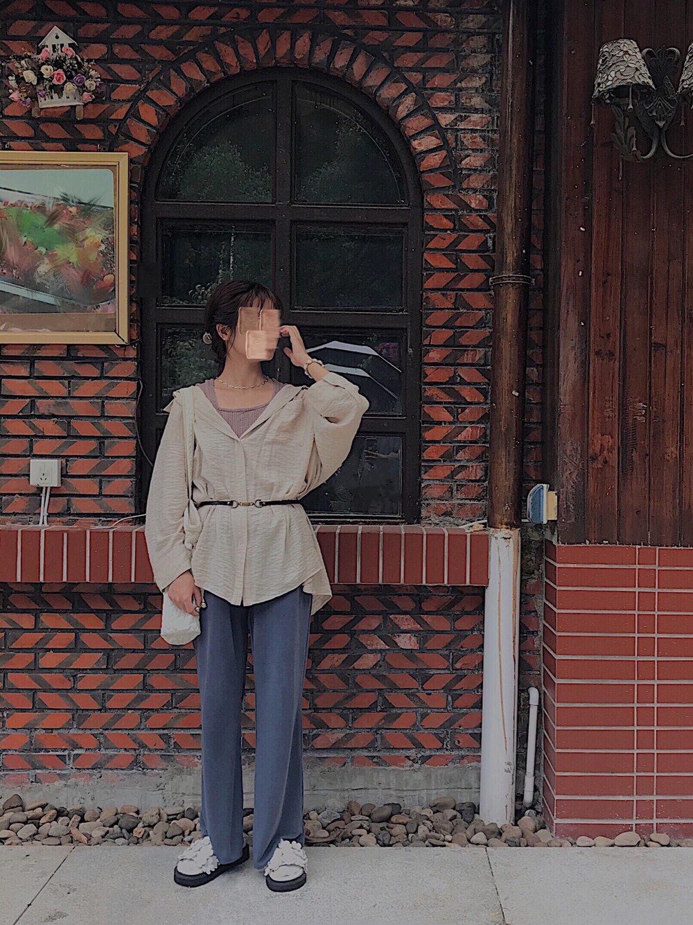 「ootd、街头搭配、休闲、日系极简」｜「KastaneのシアーBIGシャツ（シャツ/ブラウス、ブラウン系）」を使った、山崎甜丸さん（レディース・160cm）の秋コーディネートの1枚目の写真