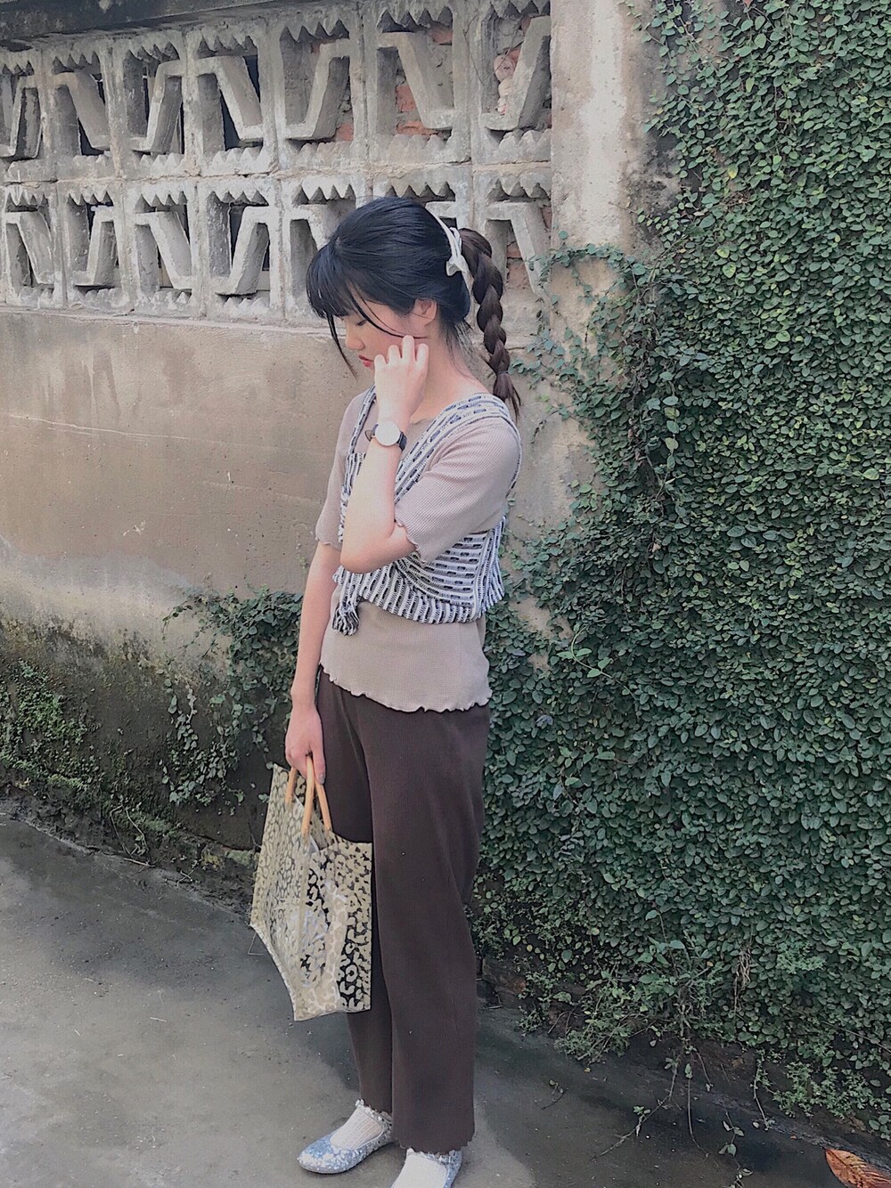 「ootd、街头搭配、休闲、日系极简」｜「Kastaneのジャガードリボンビスチェ2（シャツ/ブラウス、ブラウン系）」を使った、山崎甜丸さん（レディース・160cm）の秋コーディネートの1枚目の写真