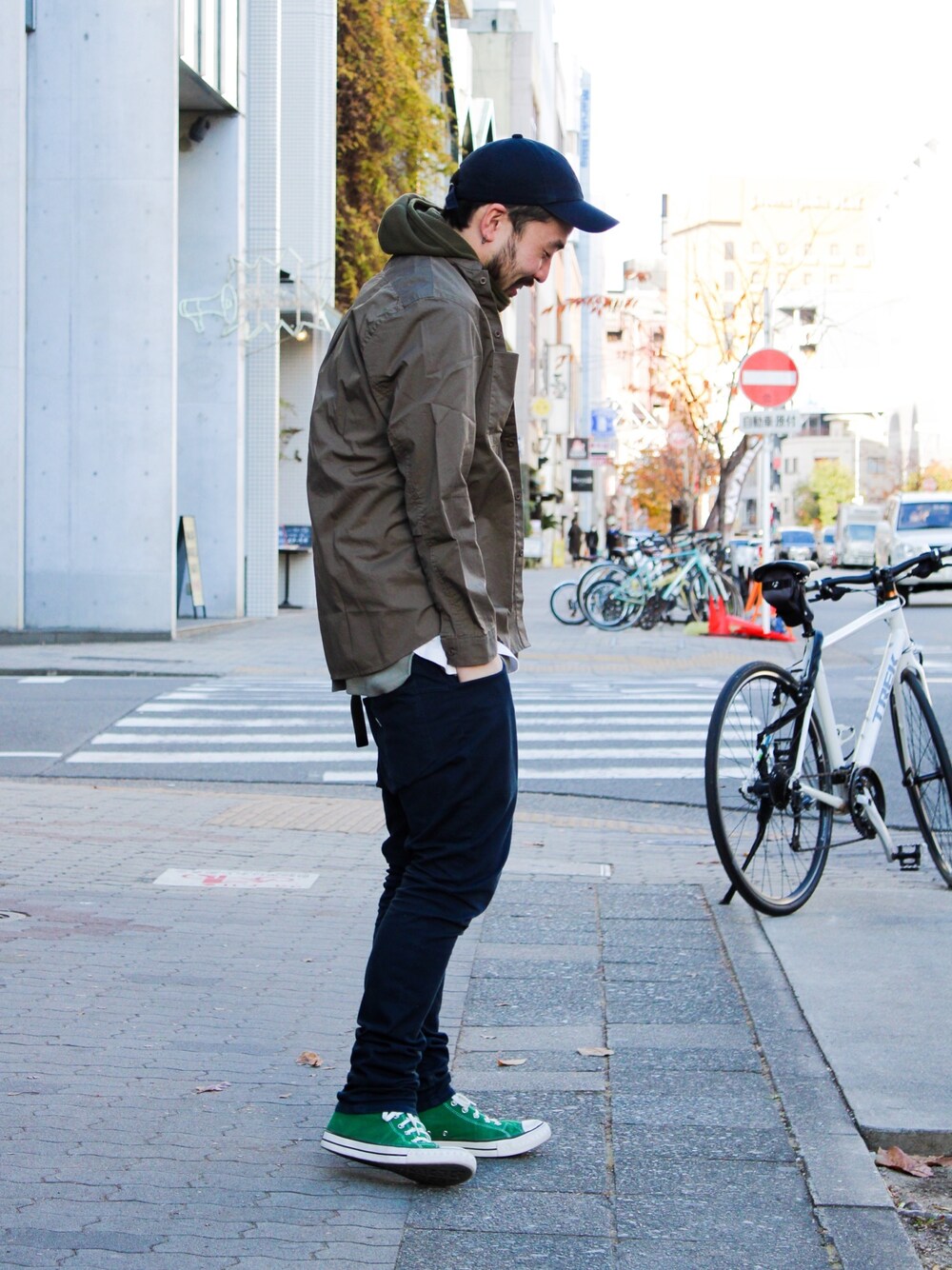 「nonnative、オリーブ、バンドカラーシャツ、シャツスタイル、ネックウォーマー、converse、vendor、vendor nagoya」｜「nonnativeのアイテム（シャツ/ブラウス、グリーン系）」を使った、KEISUKEさん（メンズ・173cm）の冬コーディネートの1枚目の写真