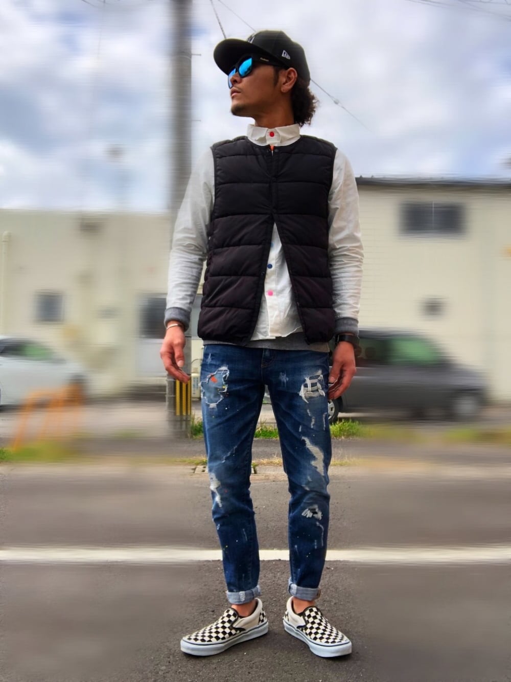 「休日スタイル、春コーデ、シンプル、大人カジュアル、ダメージデニムパンツ、スリッポン、VANS、シャツスタイル、ootd、ストリート」｜「NEW ERAのアイテム（キャップ、ブラック系）」を使った、takashi さん（メンズ・168cm）の春コーディネートの1枚目の写真