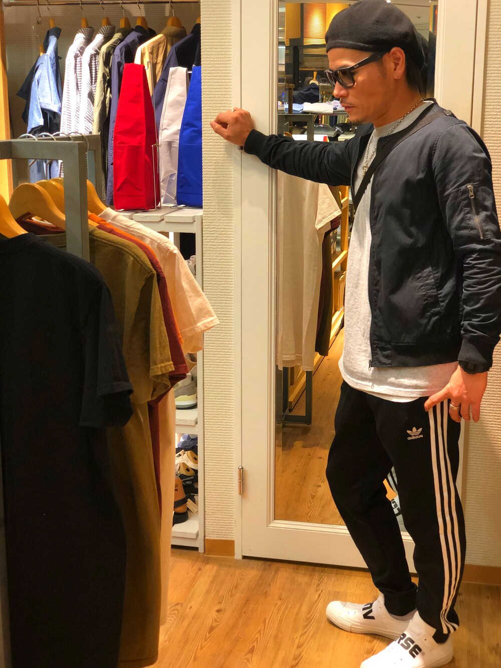 「春コーデ、シンプル、オトナカジュアル、スポーツミックス、ootd、ジャージ、adidas、ベレー帽、converse、モードストリート」｜「semoのアイテム（ハンチング/ベレー帽、ブラック系）」を使った、takashi さん（メンズ・168cm）の春コーディネートの1枚目の写真