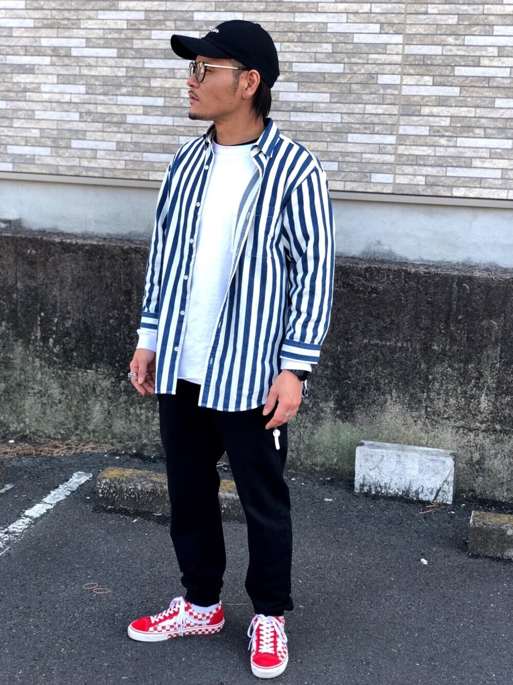 「シンプルコーデ、ストライプシャツ、VANS、スニーカー、休日スタイル、春コーデ、オトナカジュアル、ストリート、スポーツミックス、シャツ」｜「GLOBAL WORKのアイテム（シャツ/ブラウス、ブルー系）」を使った、takashi さん（メンズ・168cm）の春コーディネートの1枚目の写真