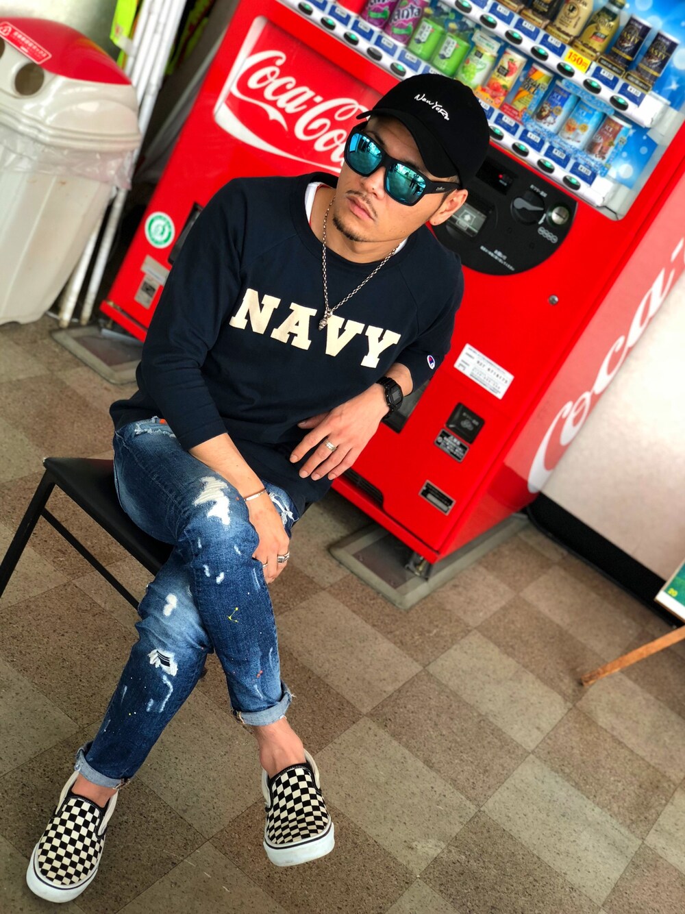 「キャップ、大人カジュアル、ダメージデニムパンツ、Champion、春コーデ、夏コーデ、VANS、スニーカー、ストリート、Tシャツ×デニム」｜「Championのアイテム（Tシャツ/カットソー、ブラック系）」を使った、takashi さん（メンズ・168cm）の夏コーディネートの1枚目の写真