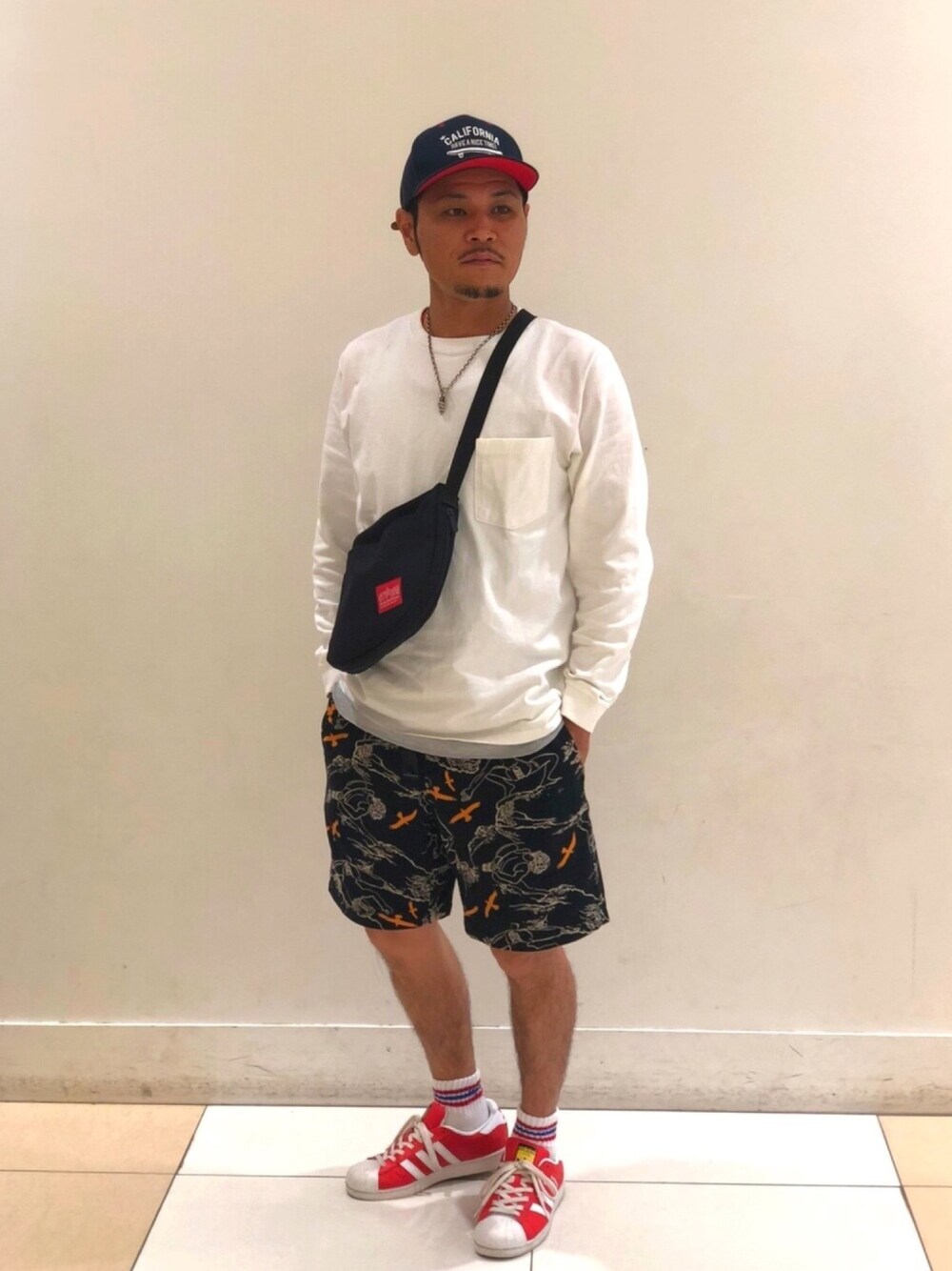 「大人カジュアル、スニーカー、ハーフパンツ、キャップ、ラインソックス、秋服準備はじめました、ストリート、秋のコーデ、白Tシャツ」｜「Well-Tailoredのアイテム（キャップ、ブルー系）」を使った、takashi さん（メンズ・168cm）の秋コーディネートの1枚目の写真