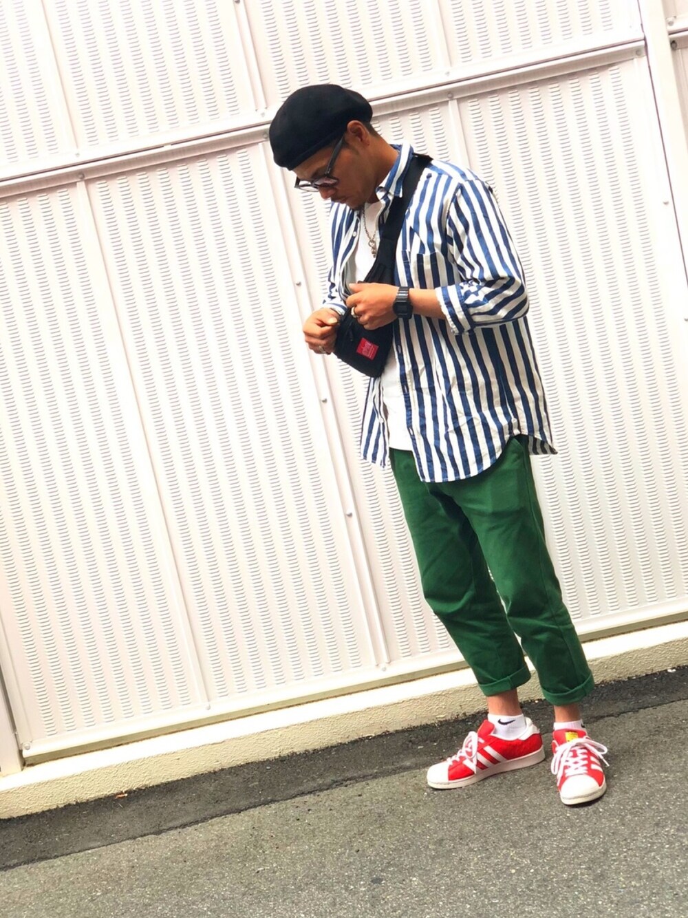 「秋のコーデ、カジュアル、ストライプシャツ、シャツスタイル、大人カジュアル、adidas、スニーカー、ウエストポーチ、ベレー帽、白Tシャツ」｜「Ray-BanのRay-Ban WAYFARER LITEFORCE RB4195F52601S9A（サングラス、ブラック系）」を使った、takashi さん（メンズ・168cm）の秋コーディネートの1枚目の写真
