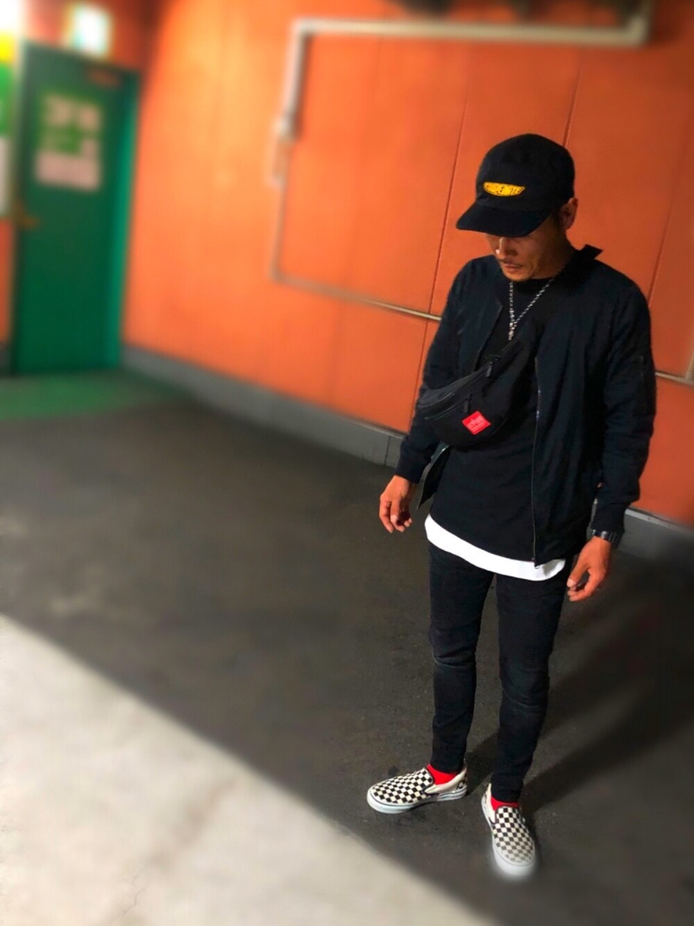 「VANS、ストリート、秋のコーデ、シンプル、MA-1、カジュアル、黒スキニー、デニム、赤い靴下、ウエストポーチ」｜「Benoのアイテム（ノーカラージャケット、ブラック系）」を使った、takashi さん（メンズ・168cm）の秋コーディネートの1枚目の写真