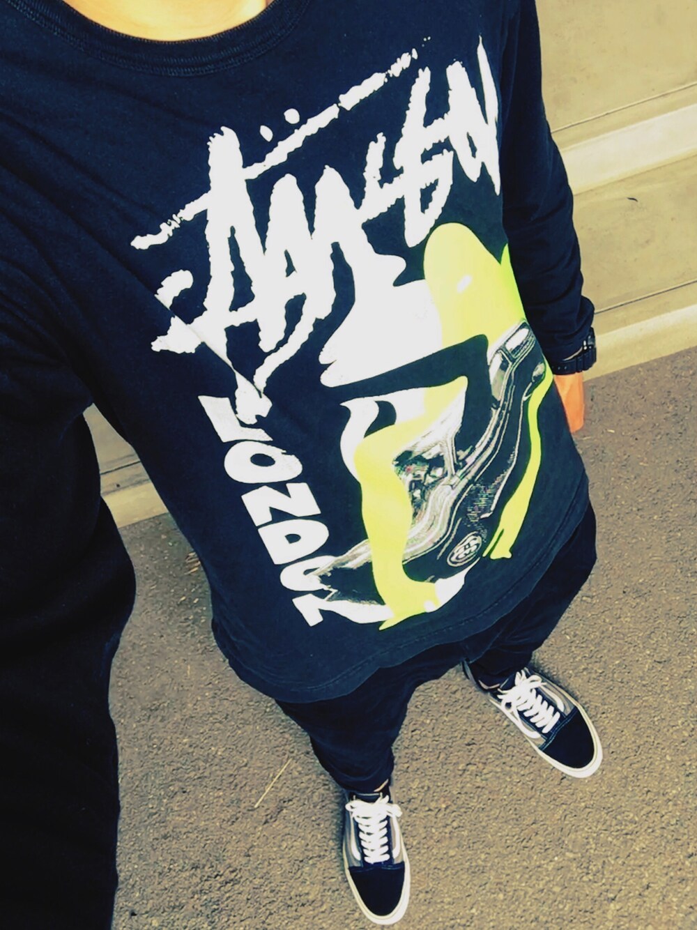 「ブラック、ブラックコーデ、stussy」｜「STUSSYのアイテム（Tシャツ/カットソー、ブラック系）」を使った、syowtaさん（メンズ・183cm）の春コーディネートの1枚目の写真