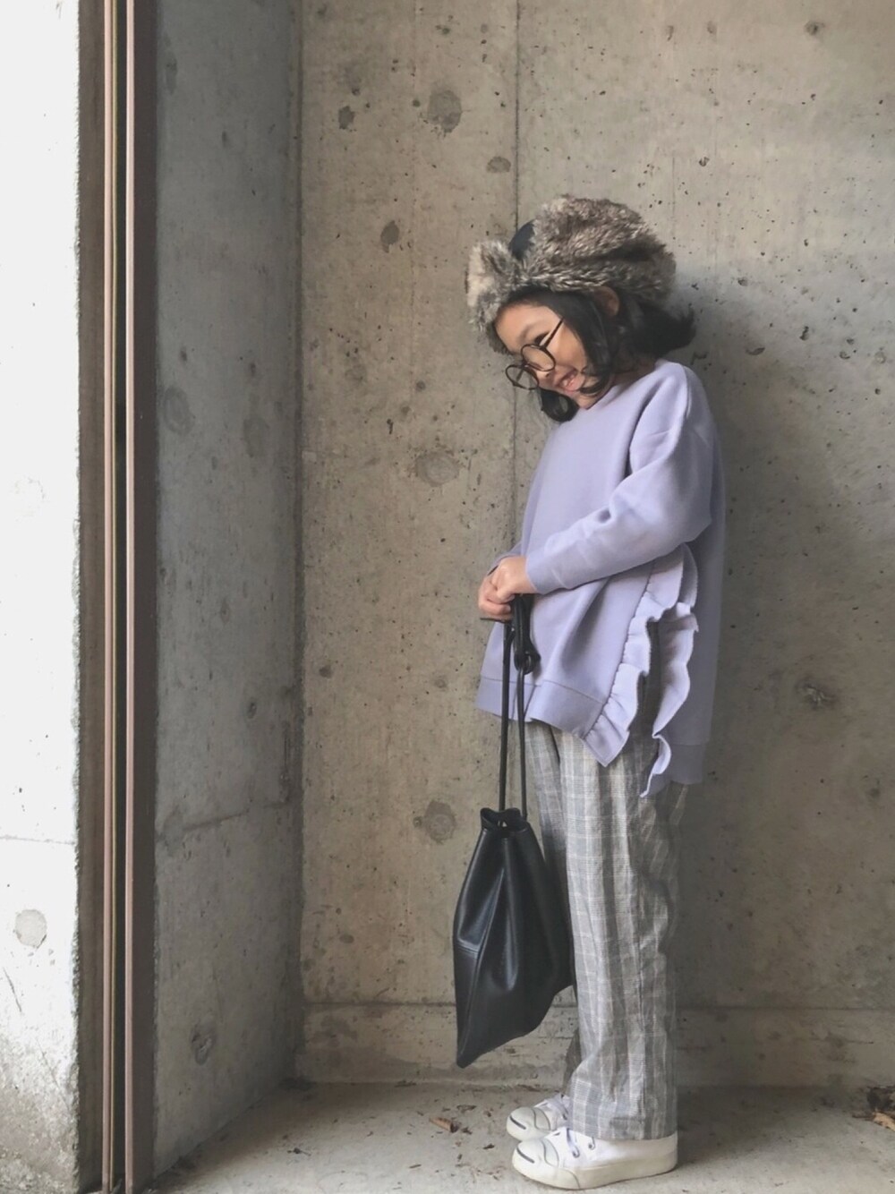 「秋のコーデ、秋冬コーデ、スウェット、バイオレット、チェックパンツ、フライトキャップ、スニーカー、巾着バッグ」｜「CIAOPANIC TYPYの【WEB限定】あったかフリルスリットビッグスウェット（スウェット、パープル系）」を使った、sacoさん（キッズ・120cm）の秋コーディネートの1枚目の写真