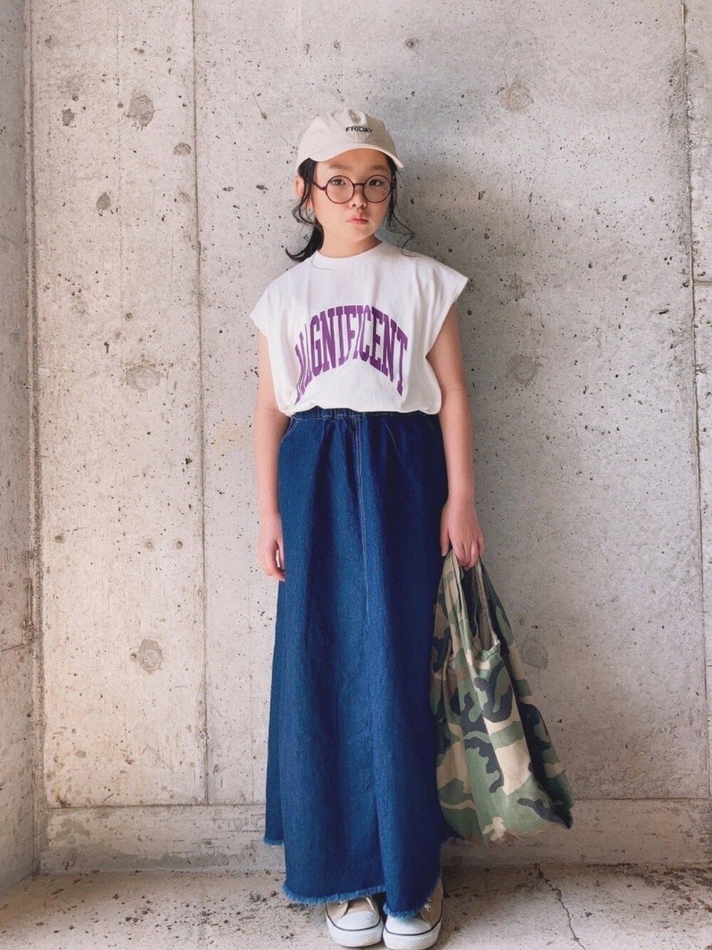 「カレッジ、Tシャツ、ロゴT、デニム、デニムスカート、ロングスカート、リメイクデニム、キャップ、スニーカー、カモフラ」｜「CIAOPANIC TYPYの【KIDS】MAGNIFICENT カレッジPt ノースリーブチュニックTee（Tシャツ/カットソー、ホワイト系）」を使った、sacoさん（キッズ・128cm）の春コーディネートの1枚目の写真