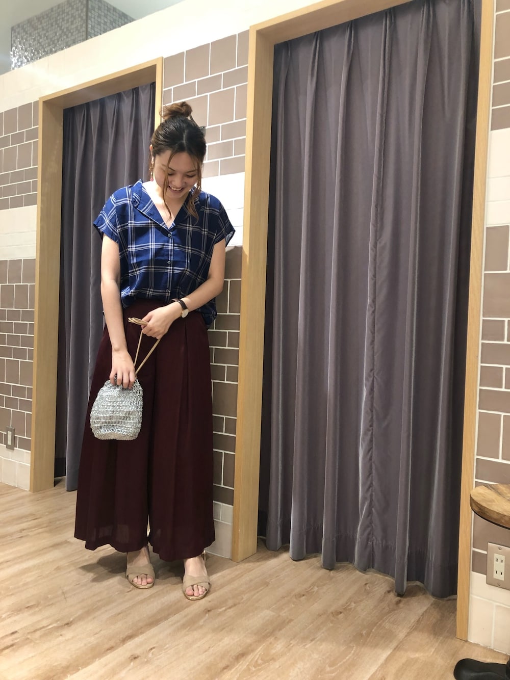 「大人カジュアル、秋コーデ、おしゃれさんと繋がりたい、オトナ女子、ラフ、サテン、チェック、シャツスタイル、テチチ(Te chichi)、ルノンキュール」｜「Te chichiのサテンタックワイドパンツ（その他パンツ、レッド系）」を使った、はるかさん（レディース・161cm）の夏コーディネートの1枚目の写真