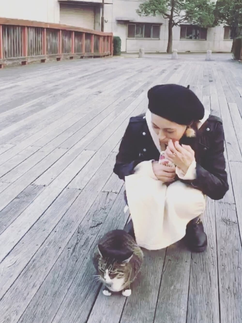 ベージュ系のパーカー、ブラック系のライダースジャケット、ブルー系のデニムパンツを着用したレディースの秋コーディネートの1枚目の写真