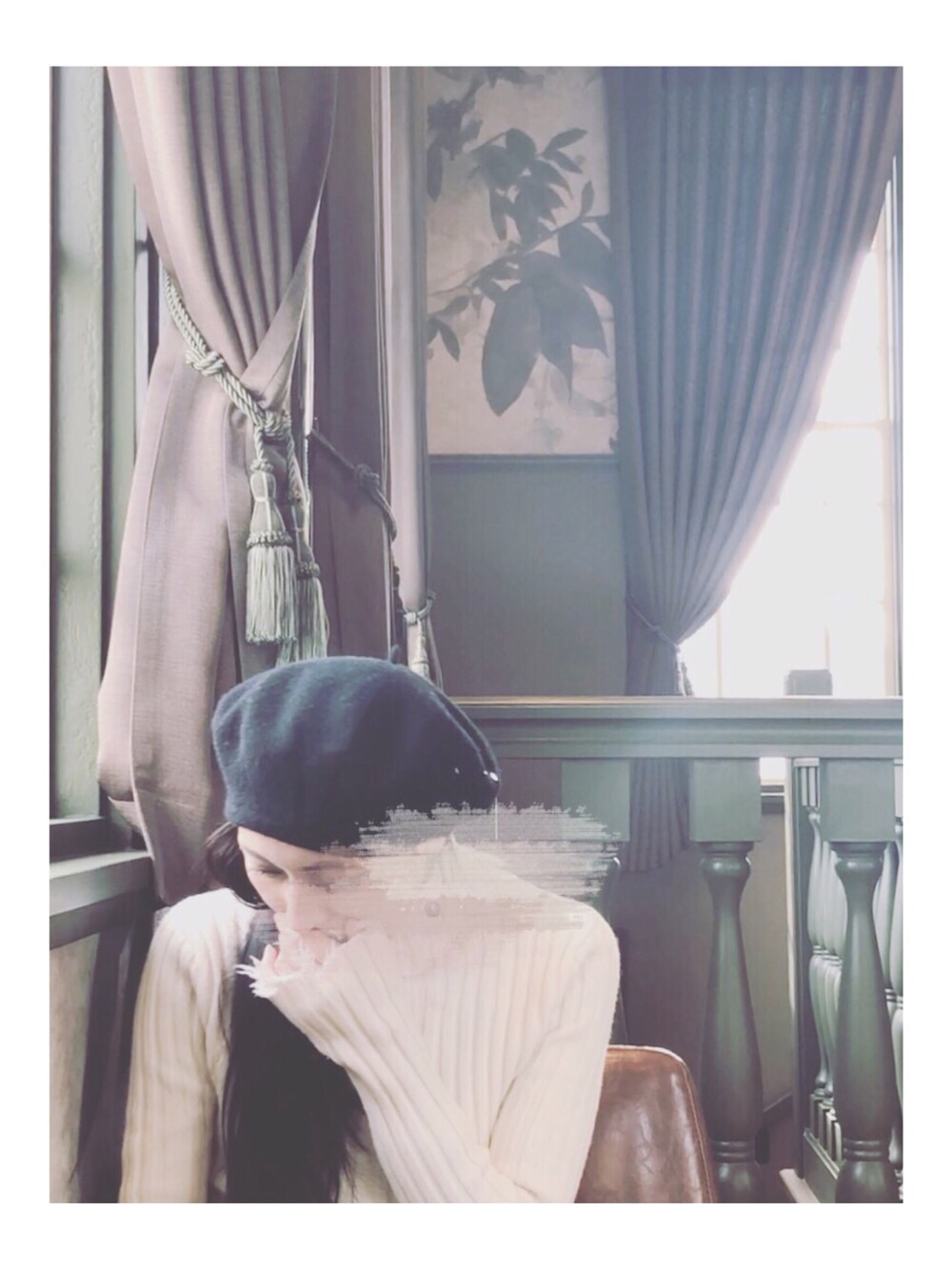 ホワイト系のニット/セーター、ブラック系のハンチング/ベレー帽を着用したレディースの冬コーディネートの1枚目の写真