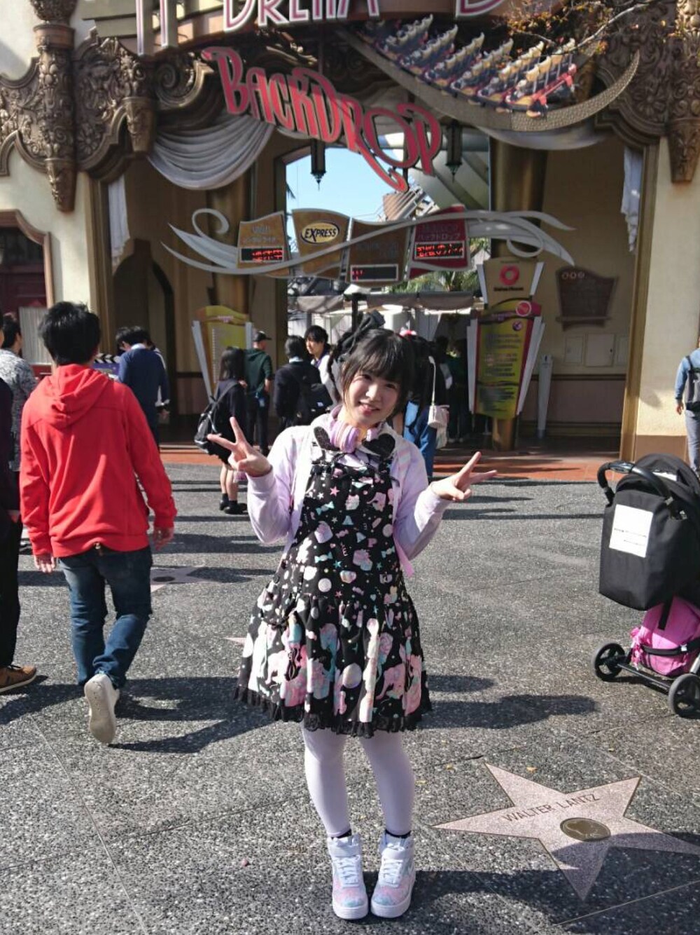 「USJ」｜「Angelic Prettyのアイテム（サロペット/オーバーオール、ブラック系）」を使った、まなてぃえんぬさん（レディース・153cm）の秋コーディネートの1枚目の写真