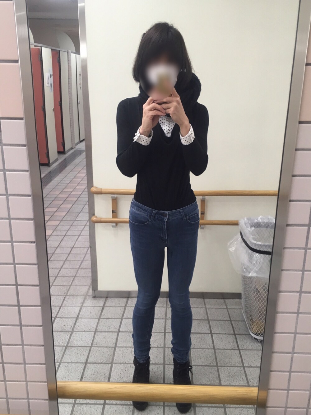 「高身長女子」｜「UNIQLOのウルトラストレッチジーンズ（デニムパンツ、ブルー系）」を使った、ターニャさん（レディース・169cm）の春コーディネートの1枚目の写真