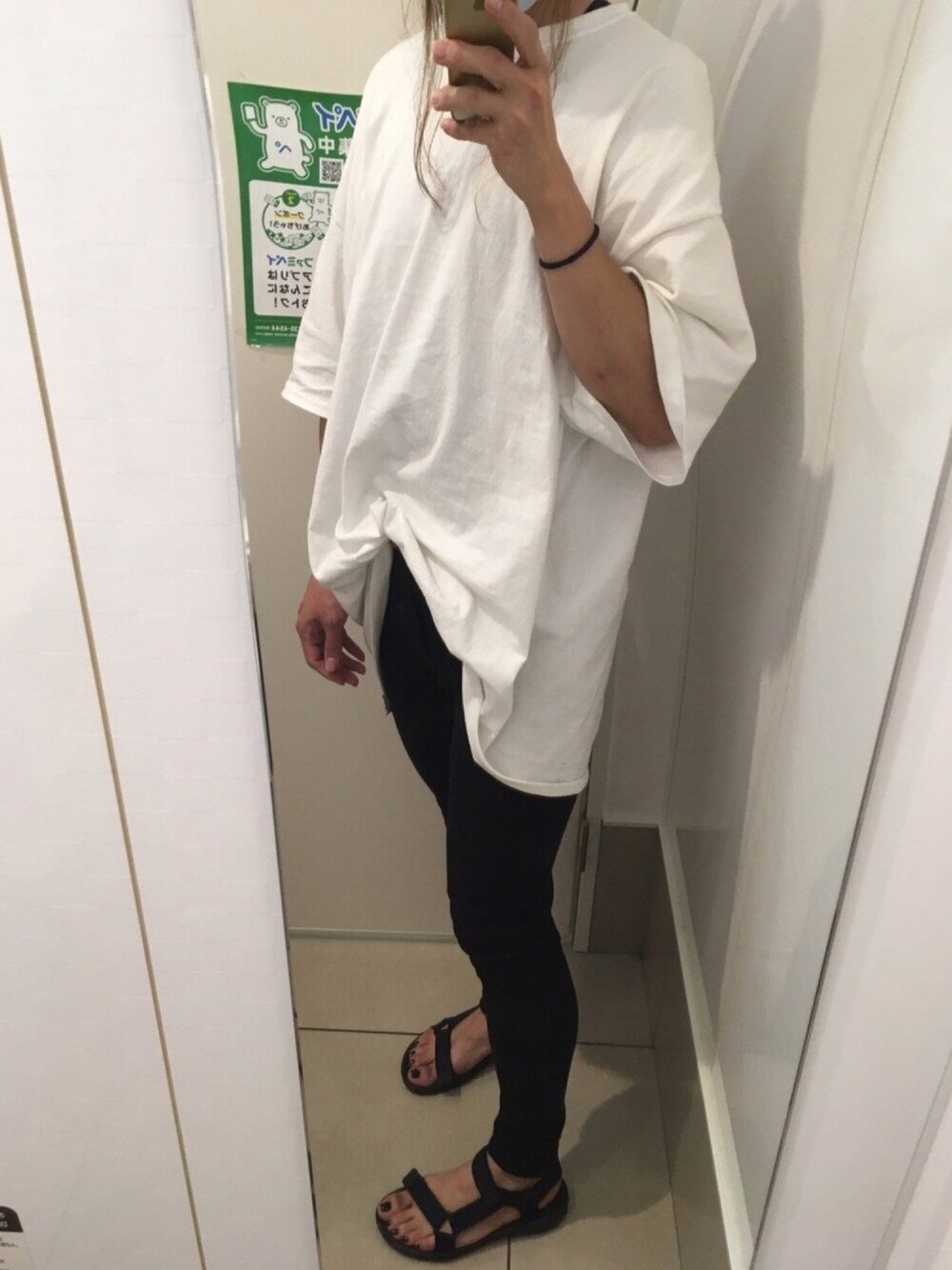 ホワイト系のTシャツ/カットソー、ブラック系のデニムパンツ、ブラック系のサンダルを着用したレディースの夏コーディネートの1枚目の写真