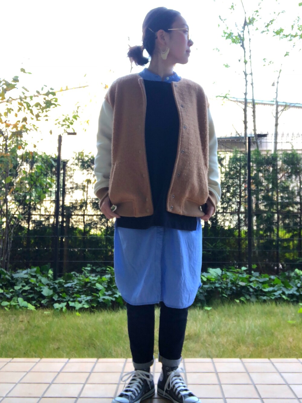 「シンプル、カジュアルコーデ、スキニーデニム、秋冬、ootd、outfit、カジュアル、大人カジュアル、コンバース、スタジャン」｜「niko and...のアイテム（Tシャツ/カットソー、ブルー系）」を使った、em.soharuさん（キッズ・110cm）の秋コーディネートの1枚目の写真