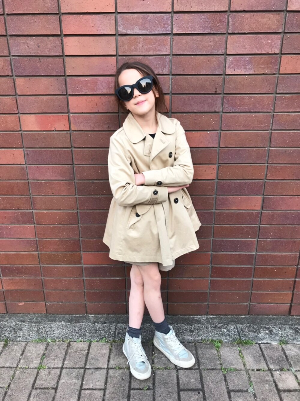 「UNIQLOのアイテム（トレンチコート、ベージュ系）」を使った、REMIさん（キッズ・125cm）の春コーディネートの1枚目の写真
