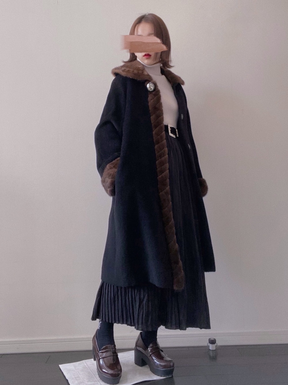 「ヴィンテージ、ヴィンテージコート、古着コーデ、古着、古着MIX、休日コーデ」｜「GRLのタートルネックリブニットトップス（ニット/セーター、ホワイト系）」を使った、びすこさん（レディース・153cm）の冬コーディネートの1枚目の写真