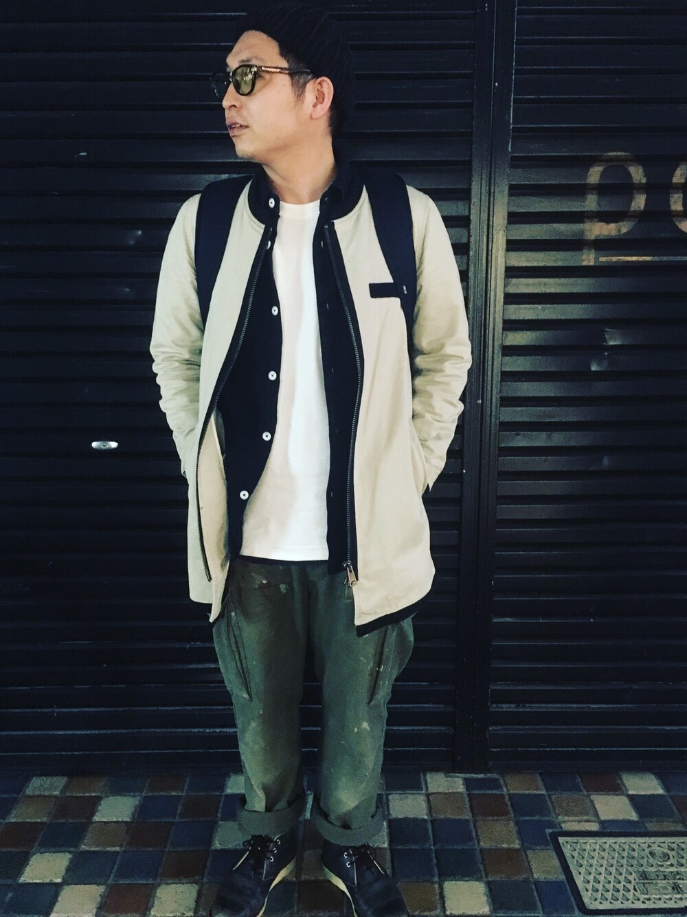 「ストリート、シンプル、UNIQLO、シャツスタイル、コート、カーゴパンツ、ブーツ、ロールアップ、白Tシャツ、ニット帽」｜「rubenのアイテム（ニットキャップ/ビーニー、ブラック系）」を使った、mozさん（メンズ・173cm）の春コーディネートの1枚目の写真