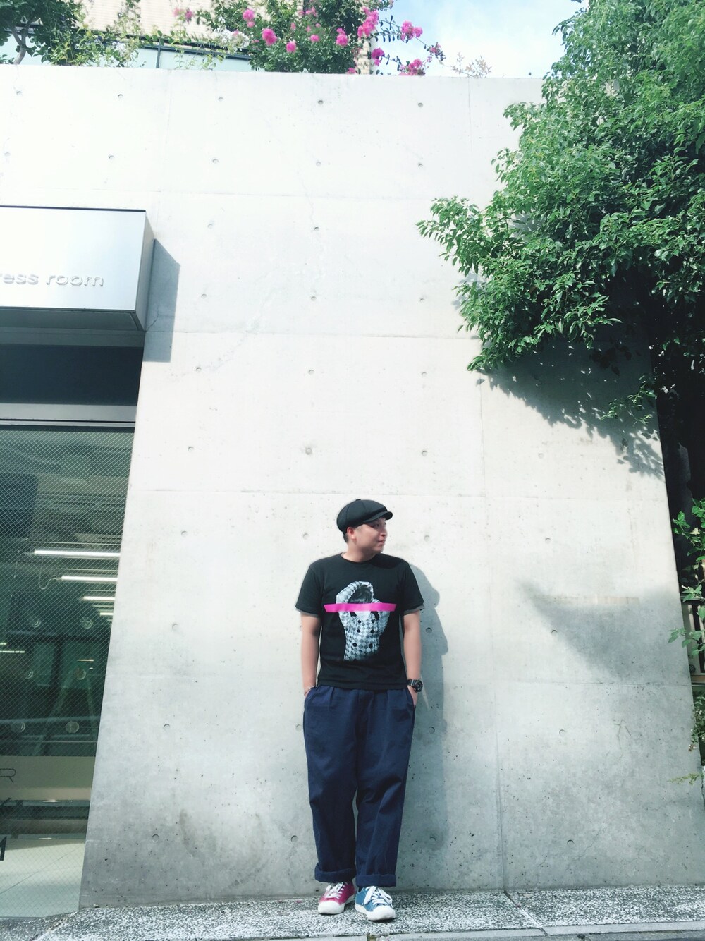 「ストリート、street、シンプルコーデ、カジュアルコーデ、オトナカジュアル、モノトーン、ライブTシャツ、バカ履き、キャスケット、Tシャツ」｜「rubenのアイテム（キャスケット、ブラック系）」を使った、mozさん（メンズ・173cm）の夏コーディネートの1枚目の写真