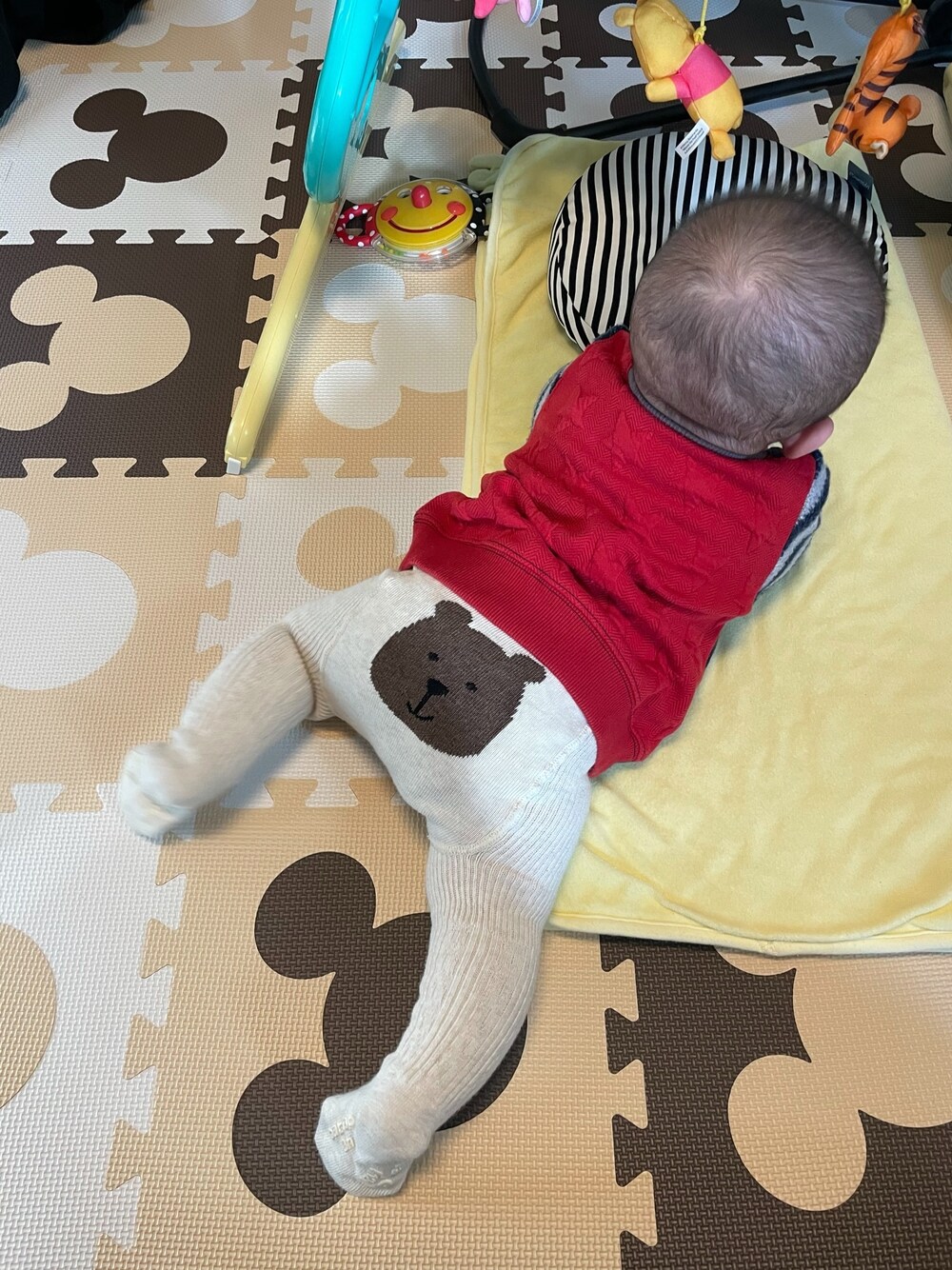 ベージュ系のベビーシューズ/ベビーソックス、レッド系のその他ベビーウェアを着用したキッズの冬コーディネートの1枚目の写真