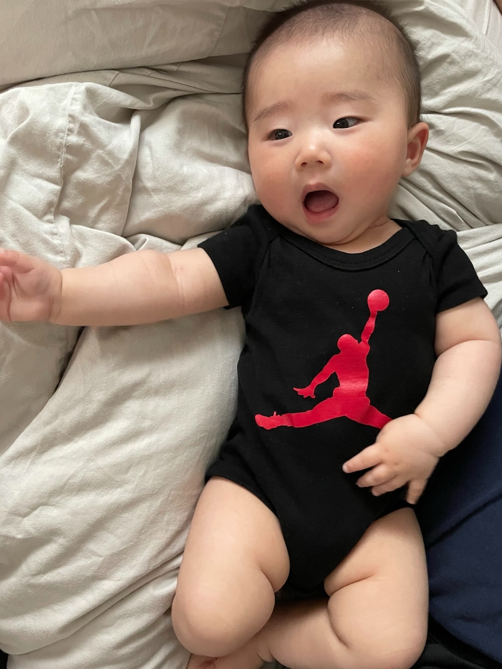 「NIKEのアイテム（ロンパース、ブラック系）」を使った、kinnikucatさん（キッズ・70cm）の春コーディネートの1枚目の写真
