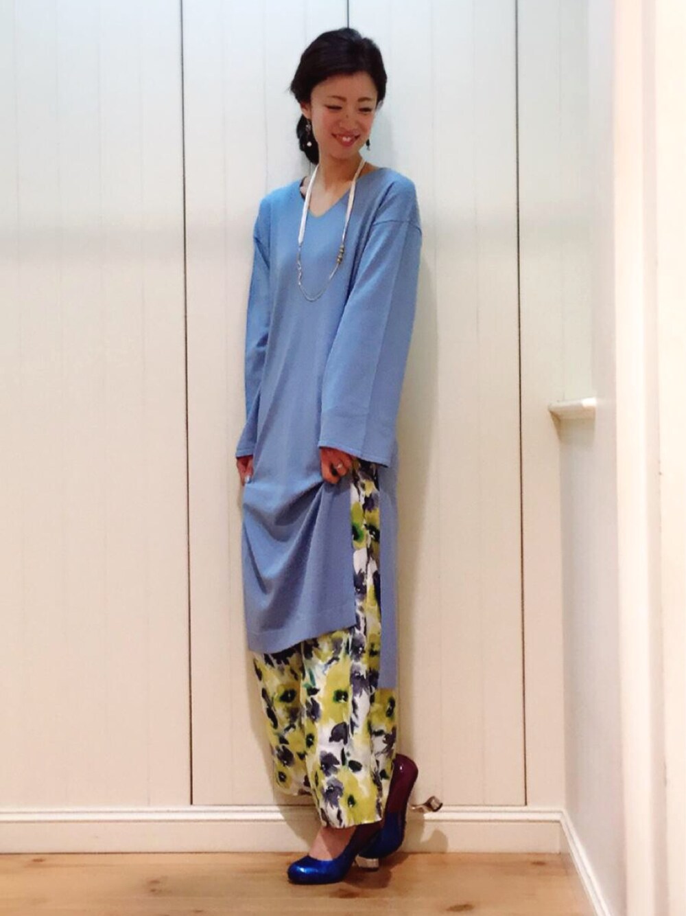 「春コーデ、オトナカジュアル、ワイドパンツ、花柄、イエロー×ブルー、ニットワンピース、SRIC、大人カジュアル、outfit、春色」｜「Paradise Picnicのアイテム（ワンピース、ブルー系）」を使った、chiiiiiさん（レディース・161cm）の冬コーディネートの1枚目の写真