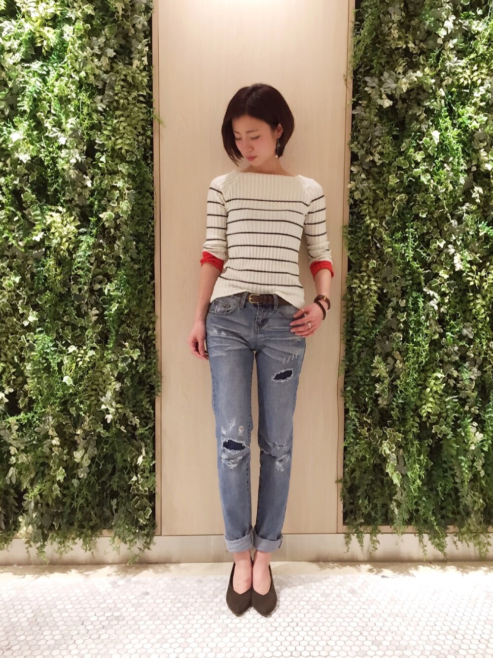 「オトナカジュアル、シンプルコーデ、カジュアルコーデ、春色、デニムパンツ、オフショル、ボーダー、クラッシュデニム、パンツスタイル、ootd」｜「Paradise Picnicのdoll up oops オフショルボーダープルオーバー（ニット/セーター、ホワイト系）」を使った、chiiiiiさん（レディース・161cm）の冬コーディネートの1枚目の写真