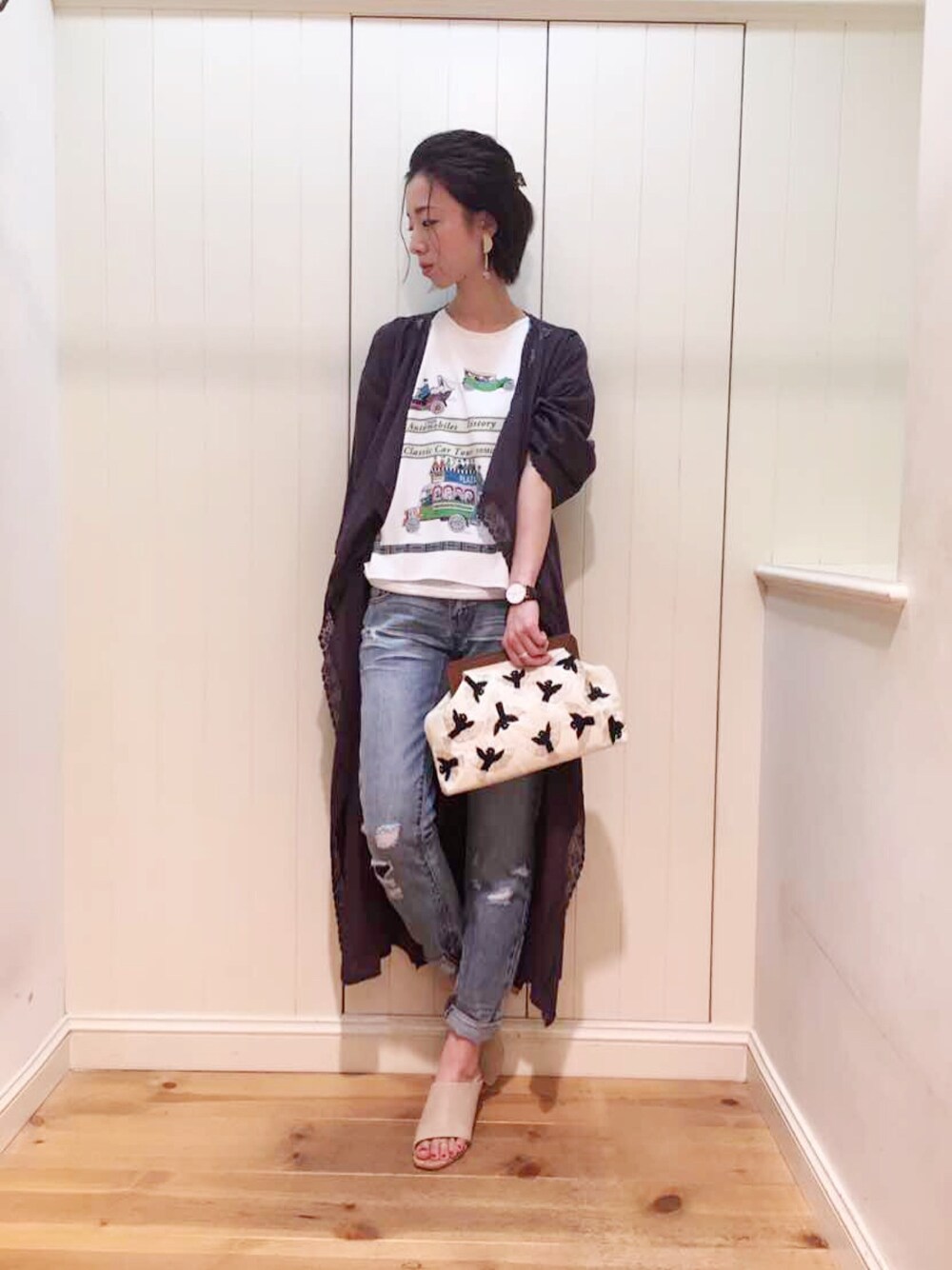 「大人カジュアル、シンプル、デニムパンツ、ガウン、ootd、クラッチバッグ、サンダル、カジュアル、タンクトップ、オトナカジュアル」｜「Paradise PicnicのTitilate Valet クラシックカープリントスカーフ風柄ノースリーブトップス（タンクトップ、ホワイト系）」を使った、chiiiiiさん（レディース・161cm）の春コーディネートの1枚目の写真