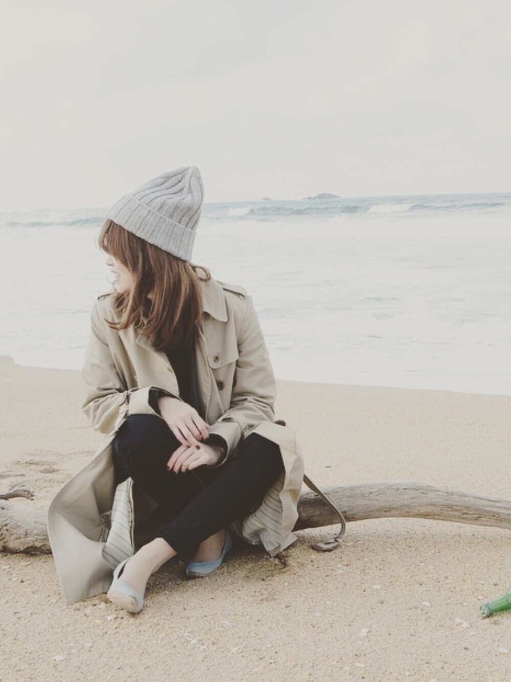 「休日スタイル、ラフ、はるコーデ、casual、ユニクロ、ニット帽、旅行、旅行コーデ、UNIQLO、スプリングSENSEOFPLACE」｜「SLOBE IENAのコットンギャバトレンチコート◆（トレンチコート、ベージュ系）」を使った、河さん（レディース・154cm）の冬コーディネートの1枚目の写真