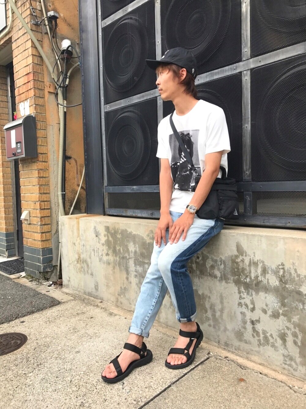 ホワイト系のTシャツ/カットソー、ブルー系のデニムパンツ、ブラック系のトートバッグを着用したメンズの夏コーディネートの1枚目の写真