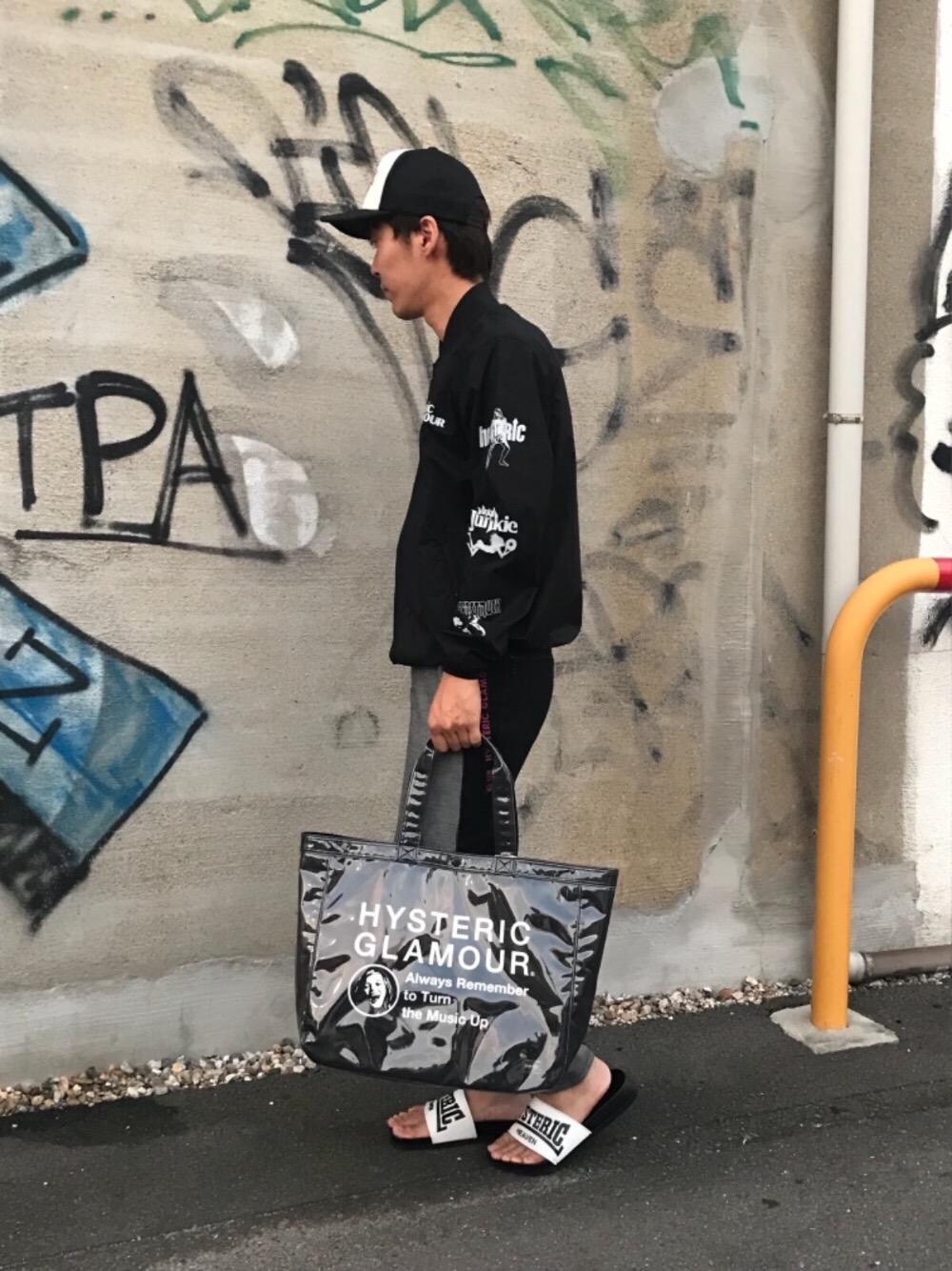 「キャップ、コラボ、ストリート、大人カジュアル、コーチジャケット、ポーター、Hysteric Glamour、夏コーデ、ヒステリックグラマー、iSKO」｜「HYSTERIC GLAMOURのCOLLAGE プリント コーチジャケット（ブルゾン、ブラック系）」を使った、けんたさん（メンズ・174cm）の夏コーディネートの1枚目の写真