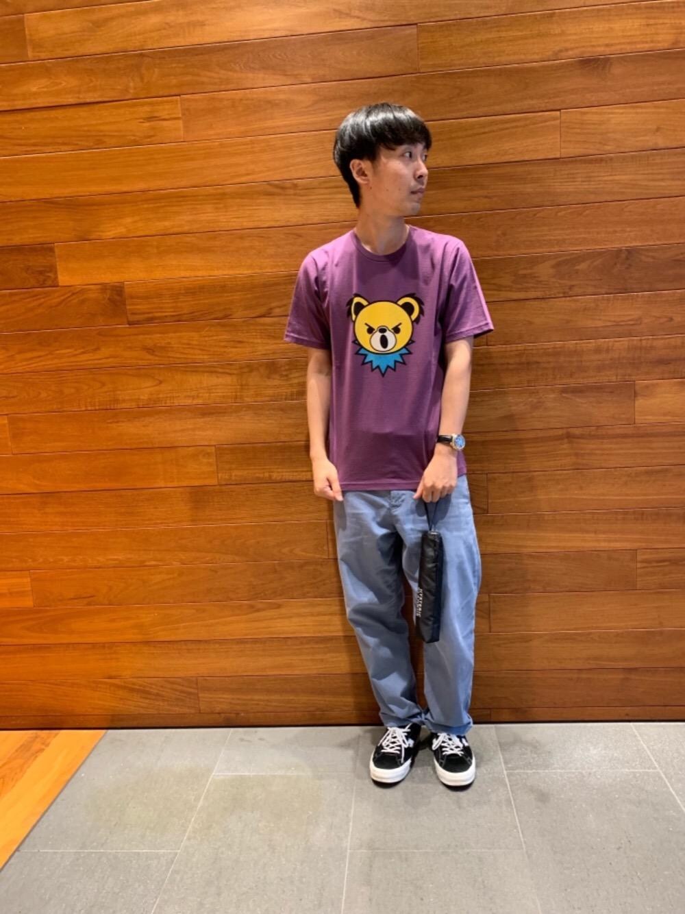 ブルー系のその他パンツ、パープル系のTシャツ/カットソー、ブラック系の折りたたみ傘を着用したメンズの夏コーディネートの1枚目の写真