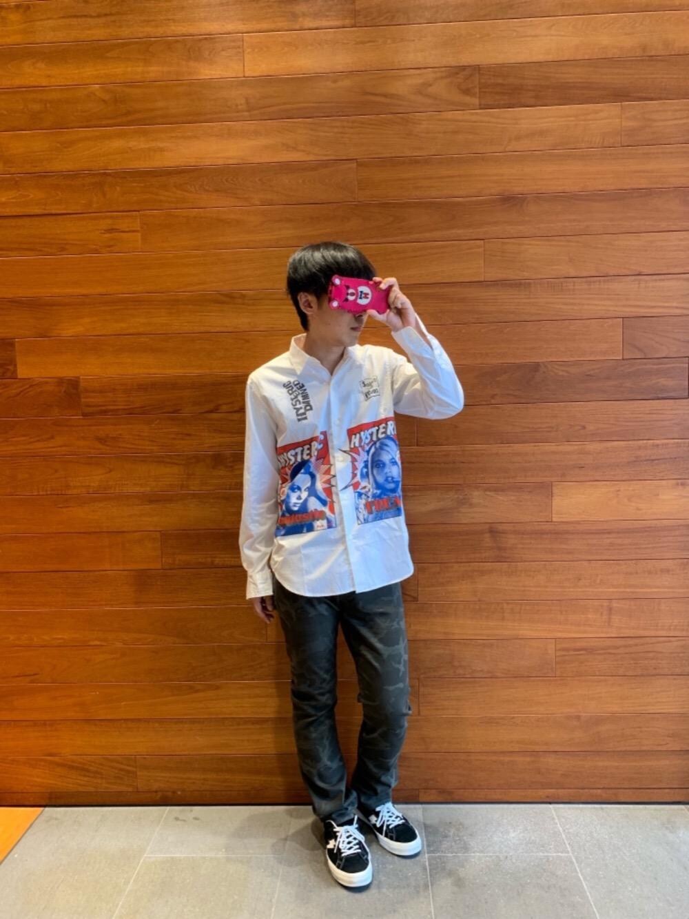 「カジュアル、ストリート、Hysteric Glamour、ラフ、ベアー、シャツコーデ、ヒステリックグラマー、スマホケース」｜「HYSTERIC GLAMOURのFANTASTIC長袖レギュラーシャツ（シャツ/ブラウス、ホワイト系）」を使った、けんたさん（メンズ・174cm）の秋コーディネートの1枚目の写真