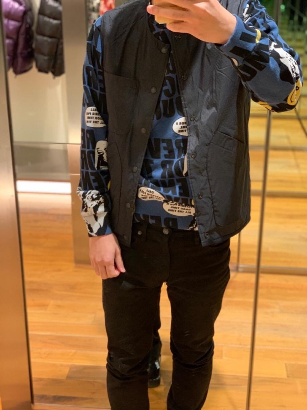 ブルー系のスウェット、レッド系のミリタリージャケットを着用したメンズの冬コーディネートの1枚目の写真