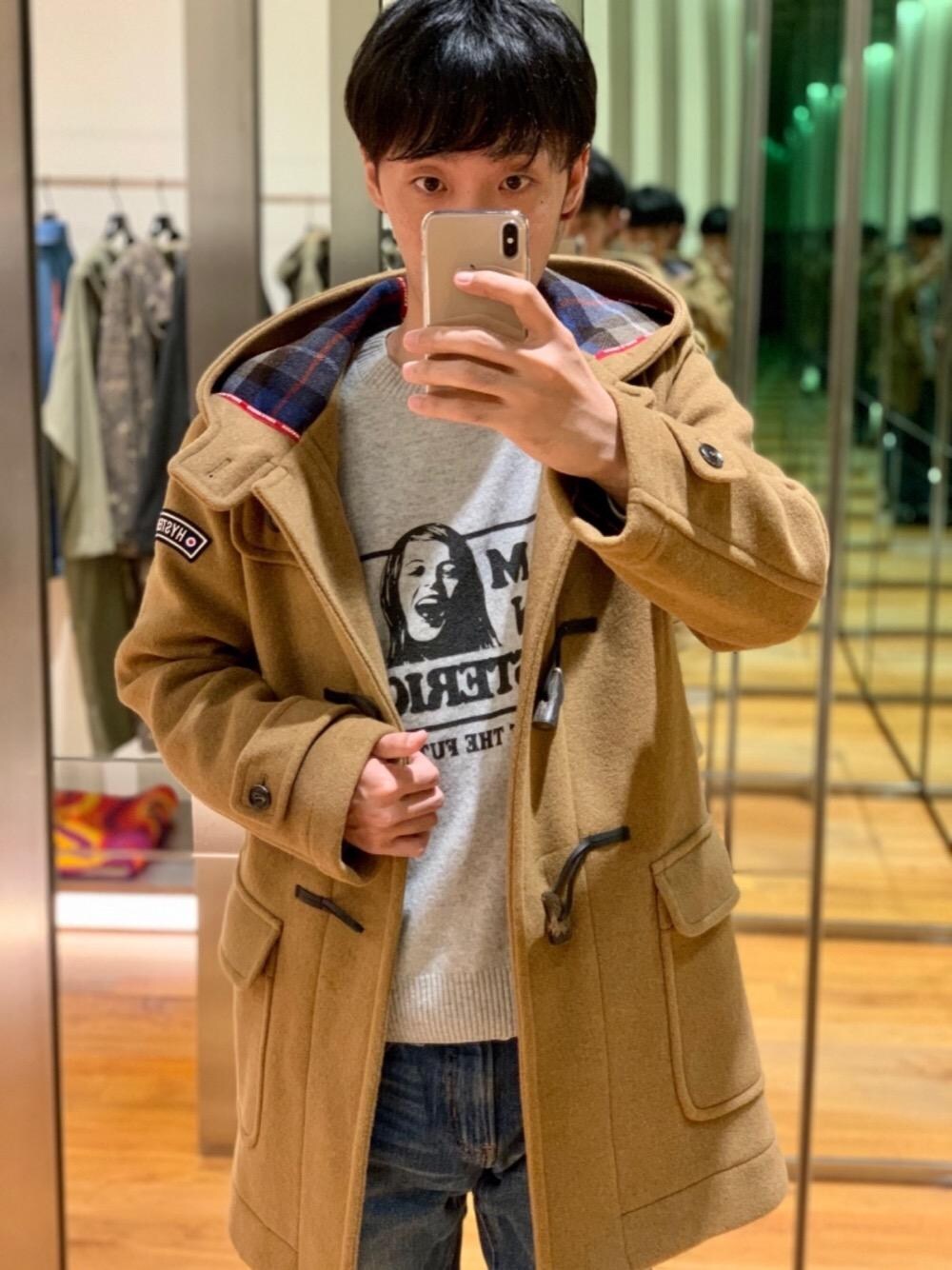 グレー系のニット/セーター、ベージュ系のダッフルコートを着用したメンズの秋コーディネートの1枚目の写真