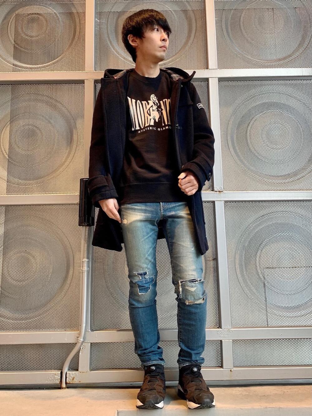 ブルー系のデニムパンツ、ブルー系のダッフルコート、ブラック系のスウェットを着用したメンズの冬コーディネートの1枚目の写真