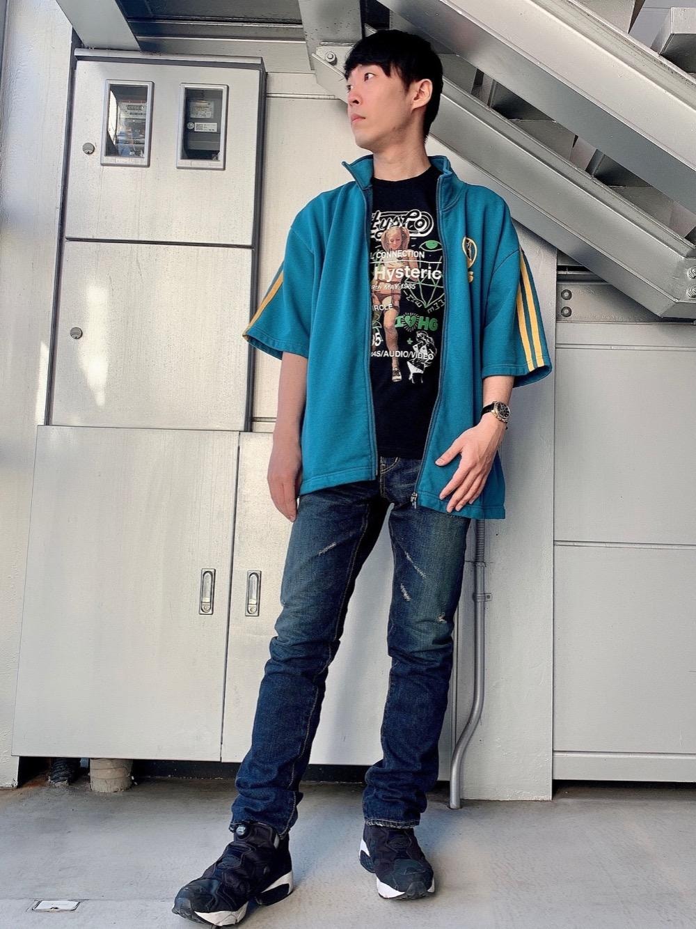 「Hysteric Glamour、ラフコーデ、カジュアルコーデ、ヒステリックグラマー、ストリートコーデ、アメカジコーデ、でにむ」｜「HYSTERIC GLAMOURのRW CLASH加工デニムスリムストレートパンツ（デニムパンツ、ブルー系）」を使った、けんたさん（メンズ・174cm）の春コーディネートの1枚目の写真