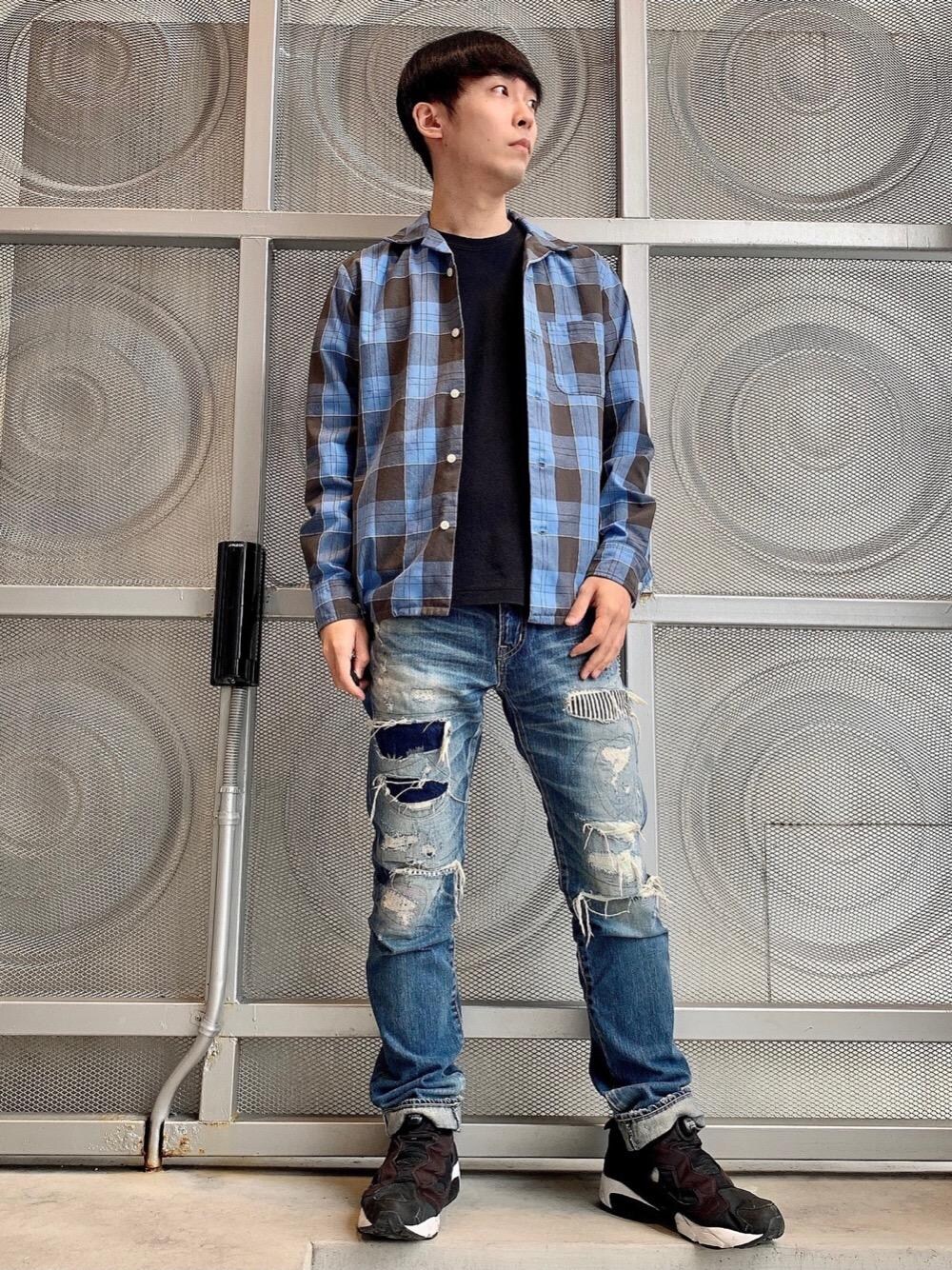 「チェックシャツ、Hysteric Glamour、ラフコーデ、カジュアルコーデ、ヒステリックグラマー、ストリートコーデ、アメカジコーデ、でにむ、春こーで」｜「HYSTERIC GLAMOURのRSM加工 デニムスリムストレートパンツ（デニムパンツ、ブルー系）」を使った、けんたさん（メンズ・174cm）の春コーディネートの1枚目の写真