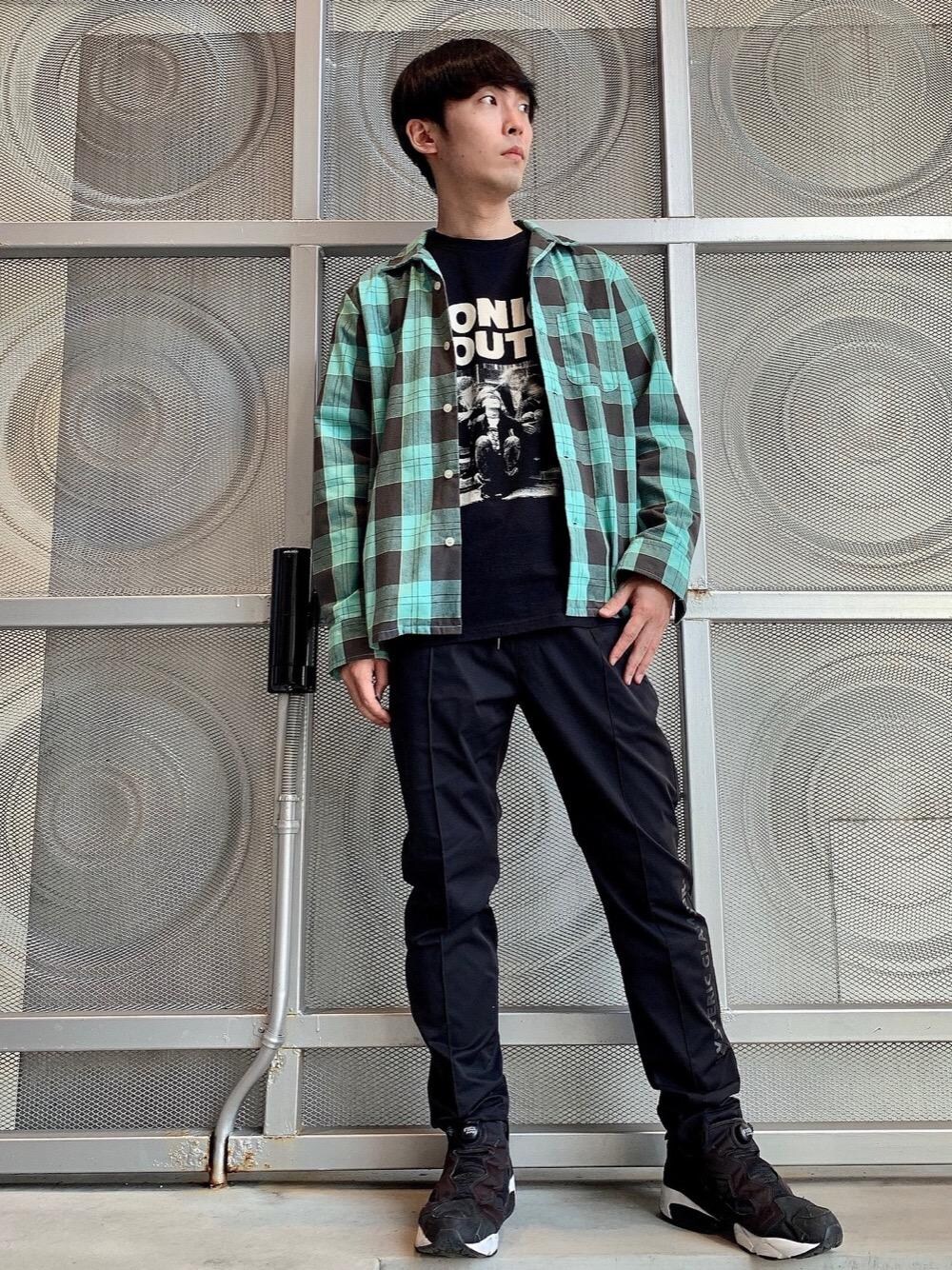「長袖シャツ、Hysteric Glamour、ラフコーデ、カジュアルコーデ、ヒステリックグラマー、ストリートコーデ、アメカジコーデ、春こーで」｜「HYSTERIC GLAMOURのD．H．C．G刺繍 オープンカラーシャツ（シャツ/ブラウス、グリーン系）」を使った、けんたさん（メンズ・174cm）の春コーディネートの1枚目の写真