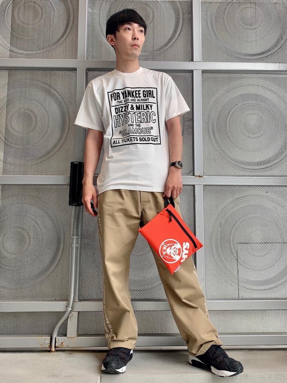 「夏コーデ、ラフコーデ、カジュアルコーデ、ヒステリックグラマー、ストリートコーデ、アメカジコーデ、tシャツ、HYSTERIC GLAMOUR」｜「HYSTERIC GLAMOURのHG CONNECTED LOGO イージーパンツ（その他パンツ、ベージュ系）」を使った、けんたさん（メンズ・174cm）の夏コーディネートの1枚目の写真