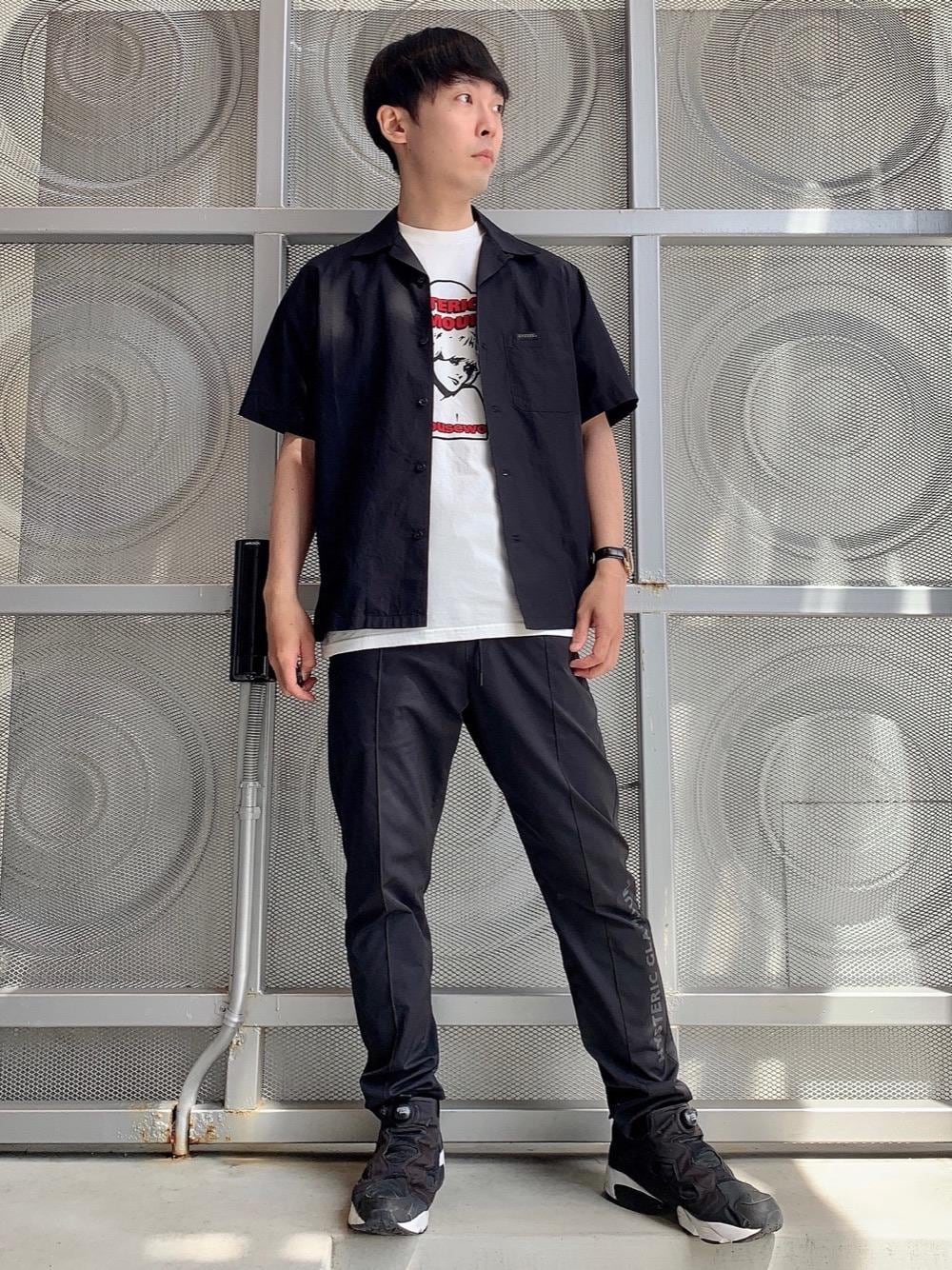 ブラック系のその他パンツ、ブラック系のシャツ/ブラウス、ホワイト系のTシャツ/カットソーを着用したメンズの夏コーディネートの1枚目の写真