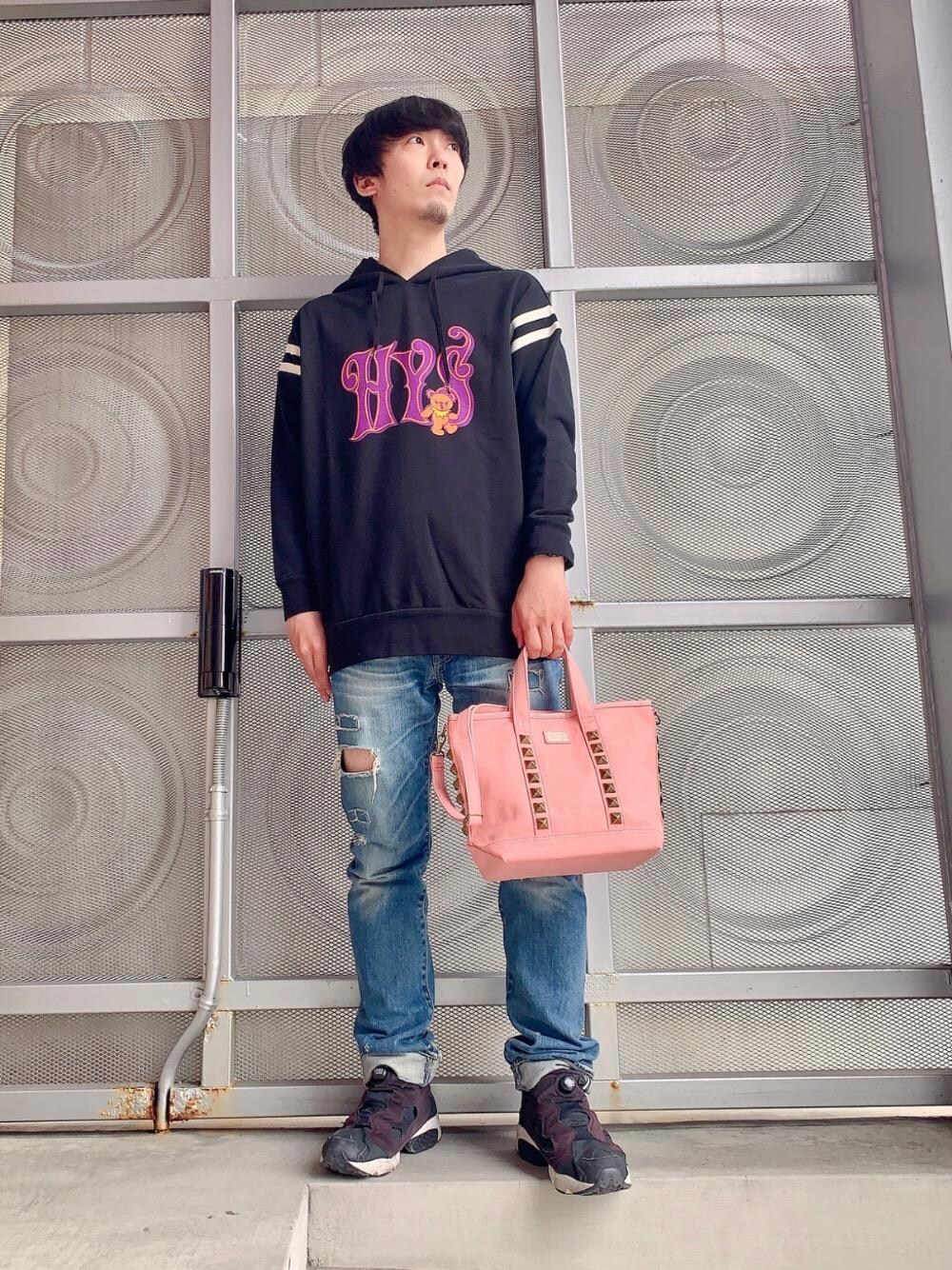 「カジュアル、ヒステリックグラマー、でにむ、春こーで、hysteric glamour、らふこーで、あめかじ、ストリート⁈」｜「HYSTERIC GLAMOURのスクエアウインドウリメイク スリムストレートデニムパンツ（デニムパンツ、ブルー系）」を使った、けんたさん（メンズ・174cm）の春コーディネートの1枚目の写真