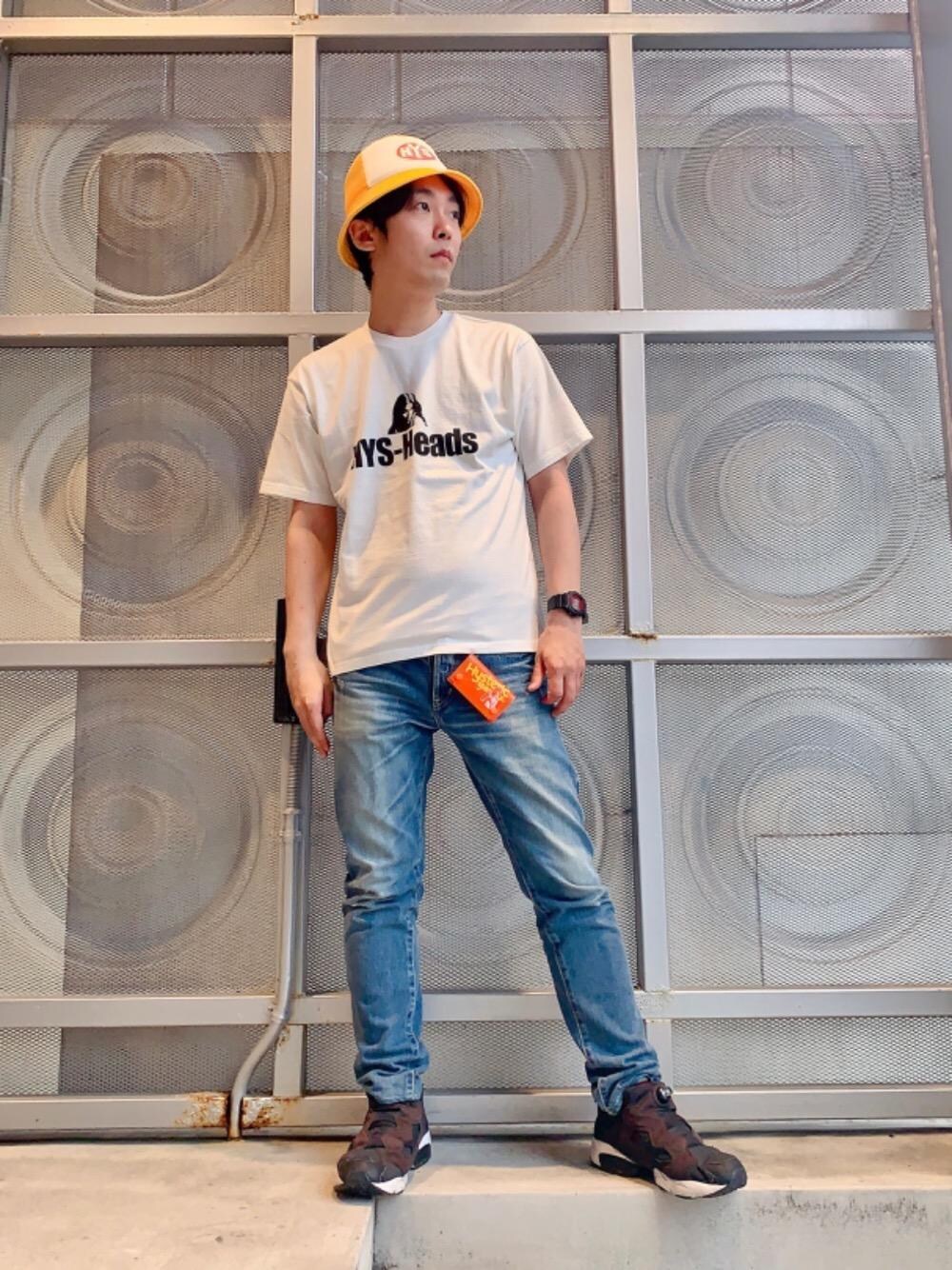「バケットハット、ヒステリックグラマー、でにむ、hysteric glamour、夏コーデ、あめかじ、ストリート⁈」｜「HYSTERIC GLAMOURのHYS SP加工 スリムストレートデニムパンツ（デニムパンツ、ブルー系）」を使った、けんたさん（メンズ・174cm）の夏コーディネートの1枚目の写真