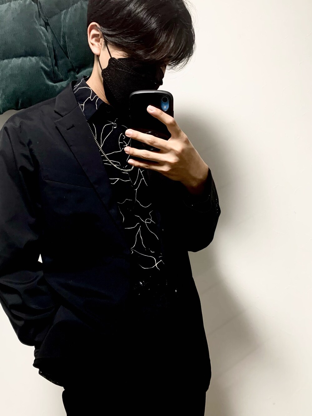 「ワイドパンツ、モノトーンコーデ、ブラック、大学生コーデ、テーパードパンツ、テーラードジャケット、韓国ファッション、セットアップ、キレイめ、タックイン」｜「H&Mのアイテム（テーラードジャケット、ブラック系）」を使った、nosukeさん（メンズ・175cm）の春コーディネートの1枚目の写真