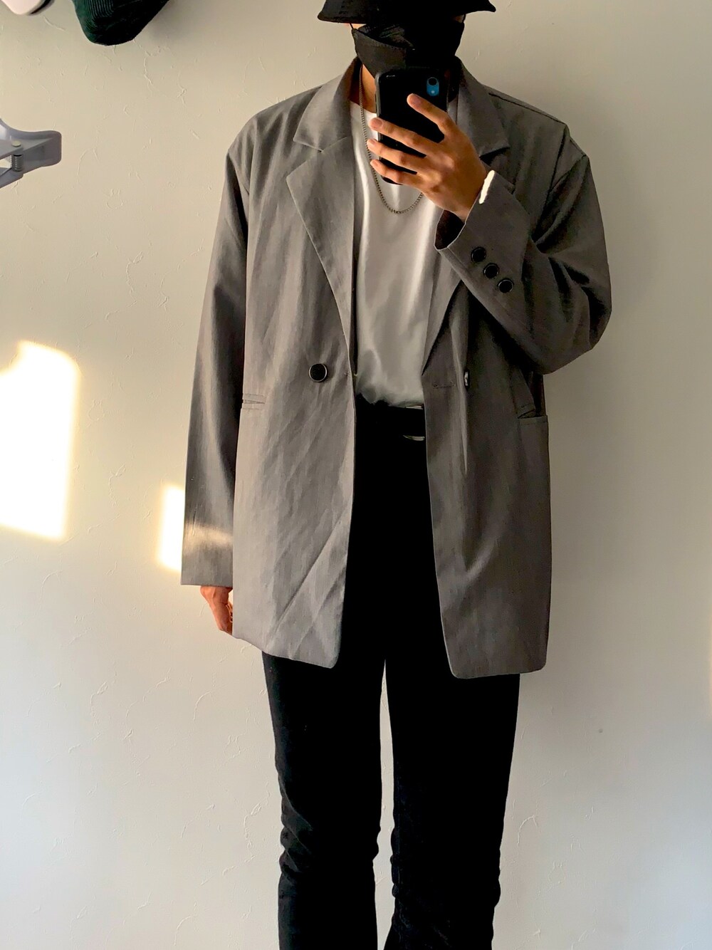 「キレイめ、今日のコーデ、シンプルコーデ、おしゃれさんと繋がりたい、モノトーンコーデ、ブラック、お洒落さんとつながりたい、UNIQLO、春コーデ、ハイウエスト」｜「neosのアイテム（テーラードジャケット、グレー系）」を使った、nosukeさん（メンズ・175cm）の春コーディネートの1枚目の写真