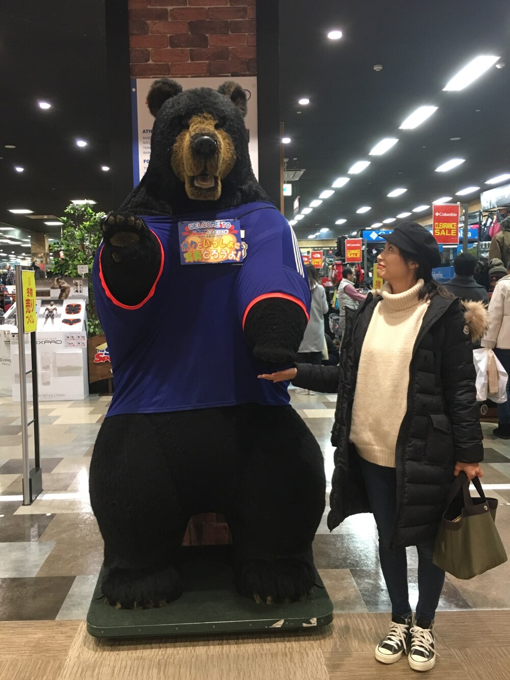 「ママコーデ、シンプル、カジュアル、コンバース、モンクレール、MONCLER、スニーカー」｜「MONCLERのアイテム（ダウンジャケット/コート、ブラック系）」を使った、MINAKOさん（キッズ・90cm）の冬コーディネートの1枚目の写真