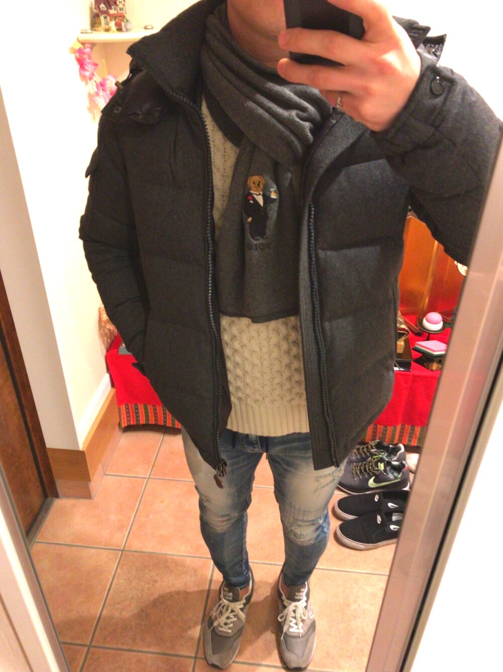 「モンクレール、MONCLER、ダメージデニムパンツ、ストレッチパンツ、スニーカー、グレースニーカー、ポロベアー、polobear」｜「International Gallery BEAMSの【商品紹介】MONCLER / MONTGENEVRE（ダウンジャケット/コート、グレー系）」を使った、Newoneさん（メンズ・171cm）の冬コーディネートの1枚目の写真